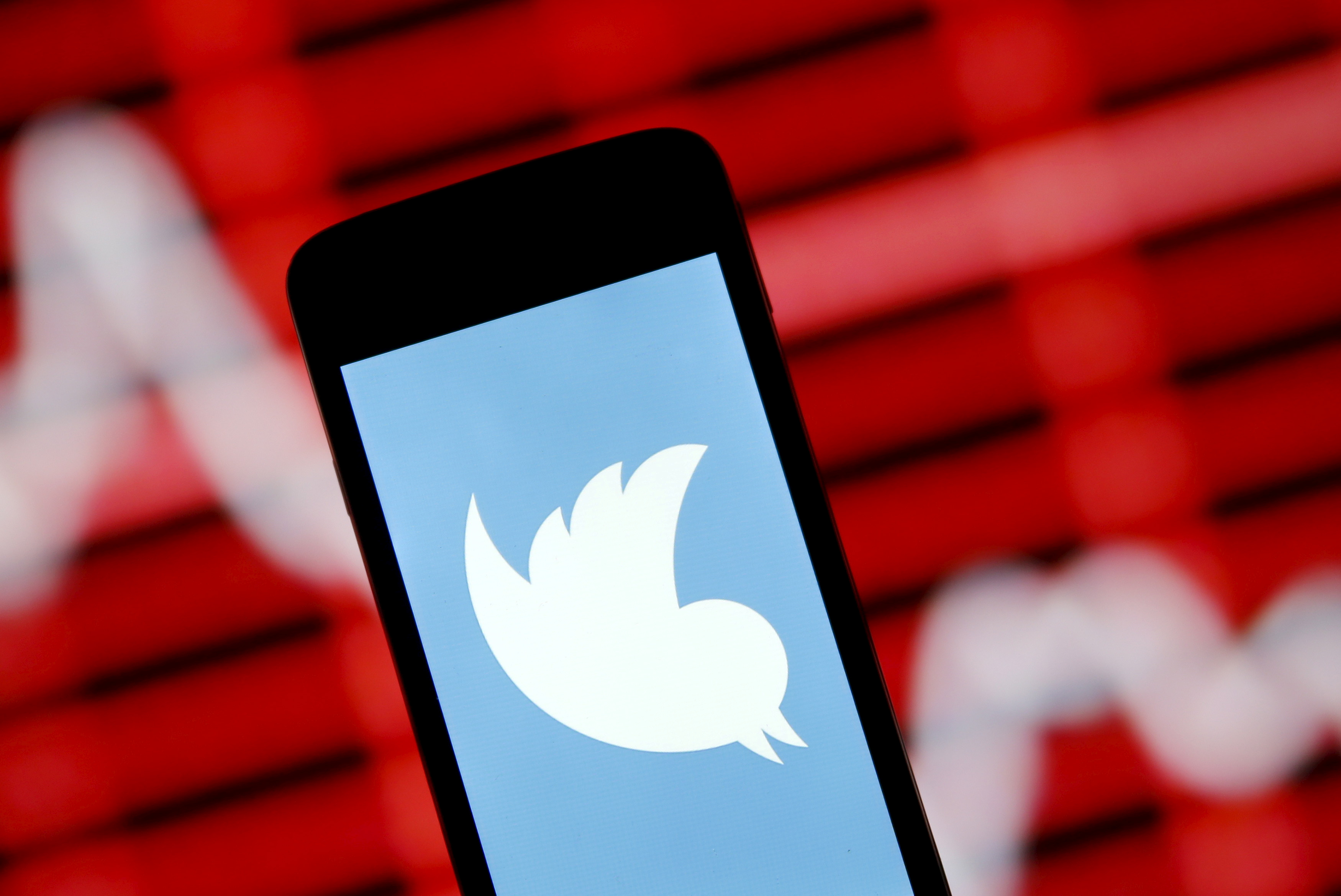 Twitter's sputtering user growth unnerves investors