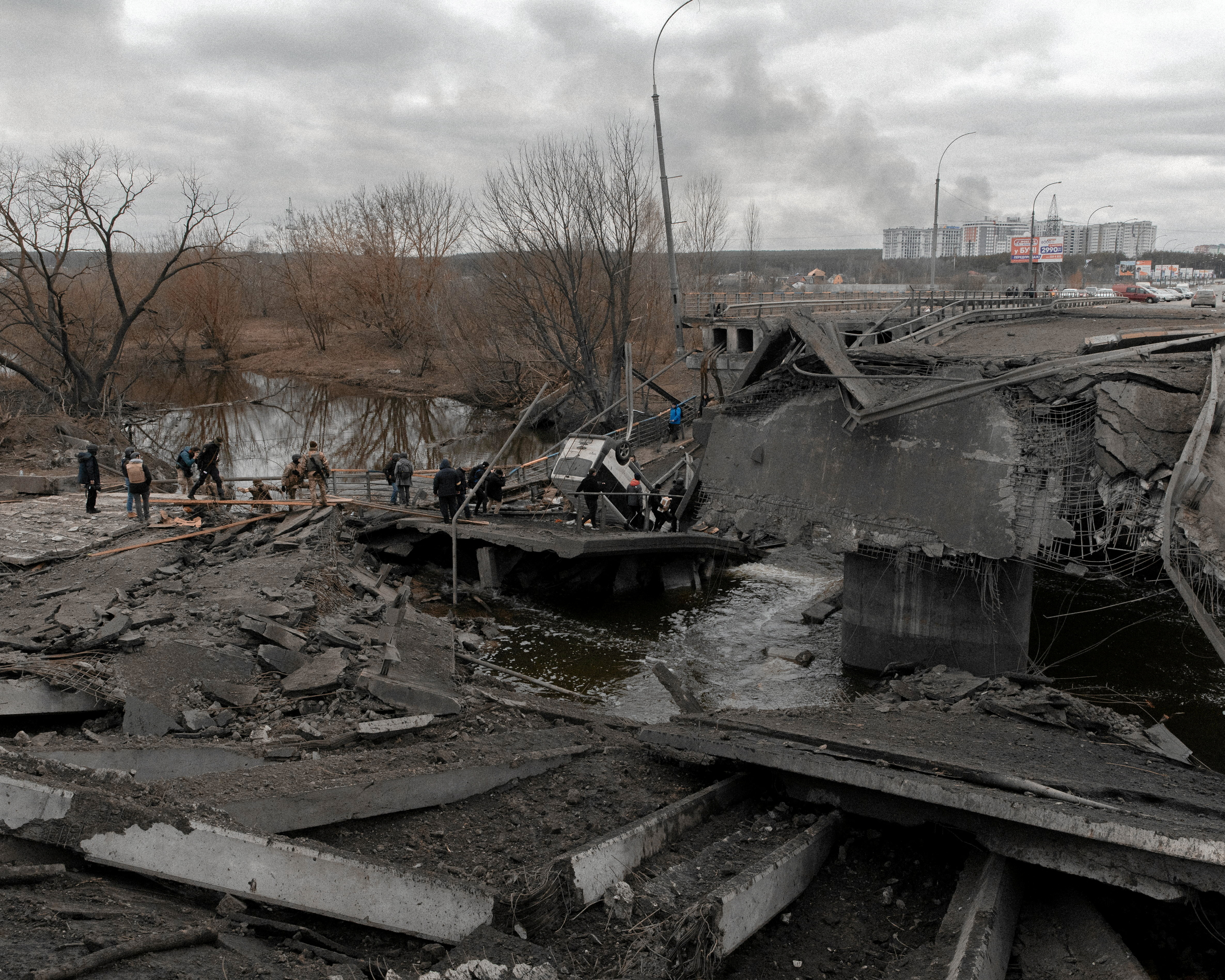 Kiev bölgesindeki Irpin kentinden insanlar kaçıyor