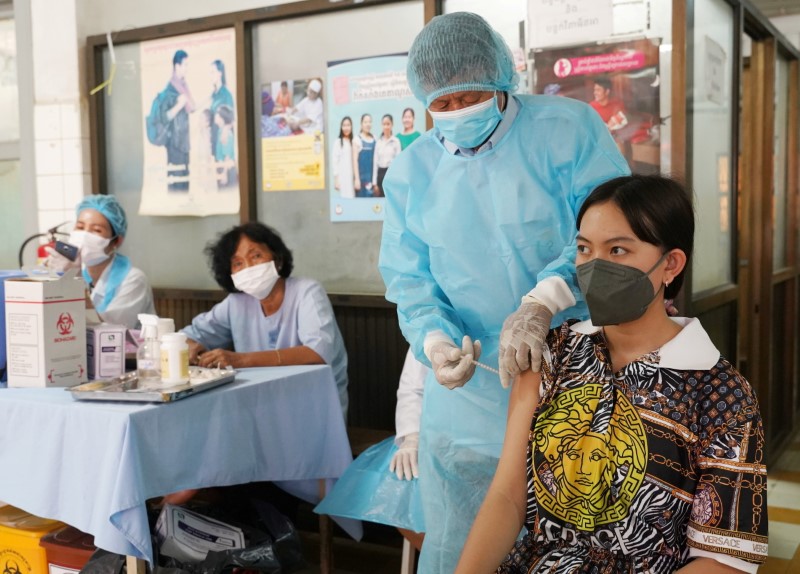 Cambodia to mix vaccines as booster shots to fight (COVID-19)