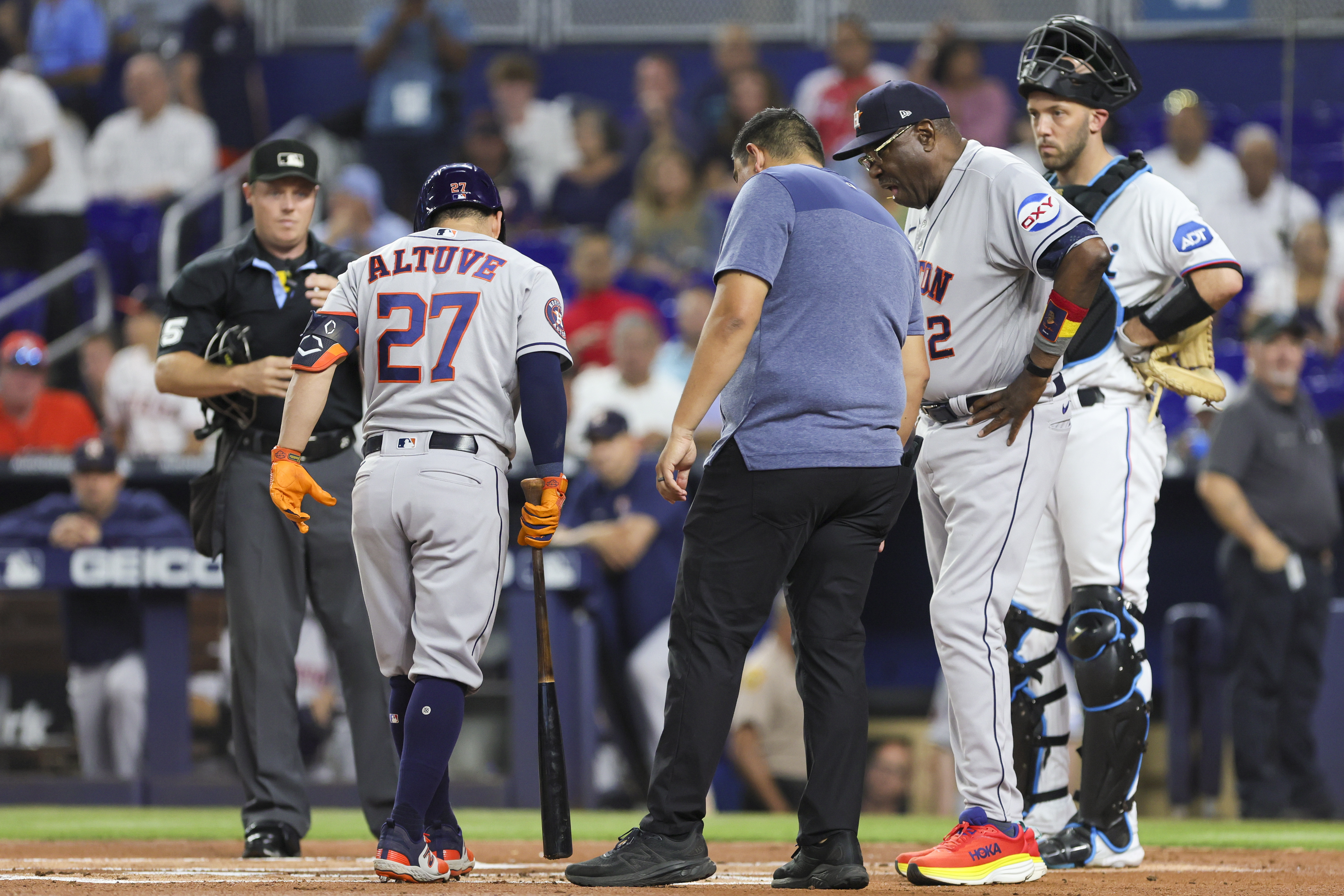 Jose Altuve exits game against Marlins after fouling pitch off his shin in  1st inning - The San Diego Union-Tribune