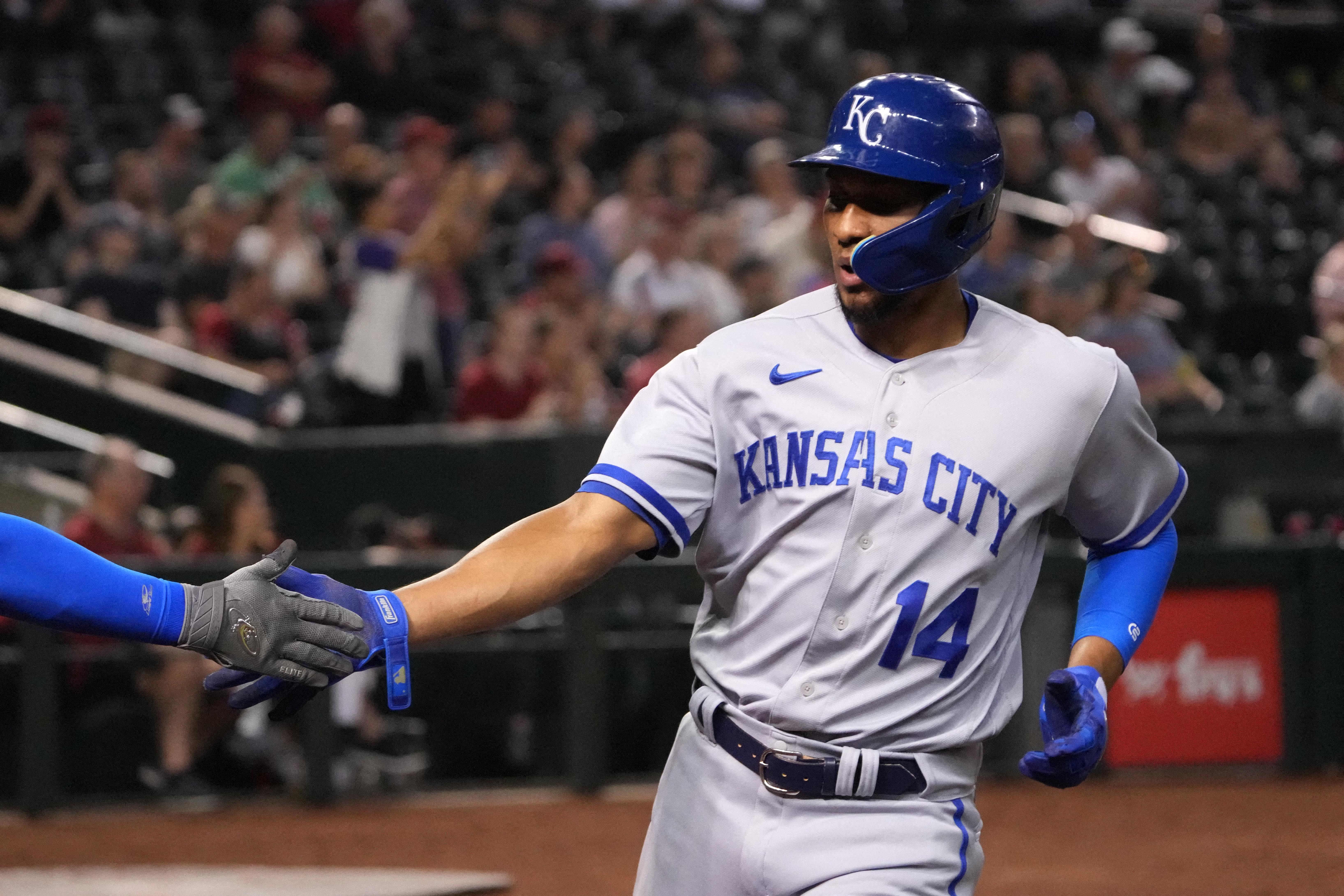 Royals hold off Diamondbacks for rare win