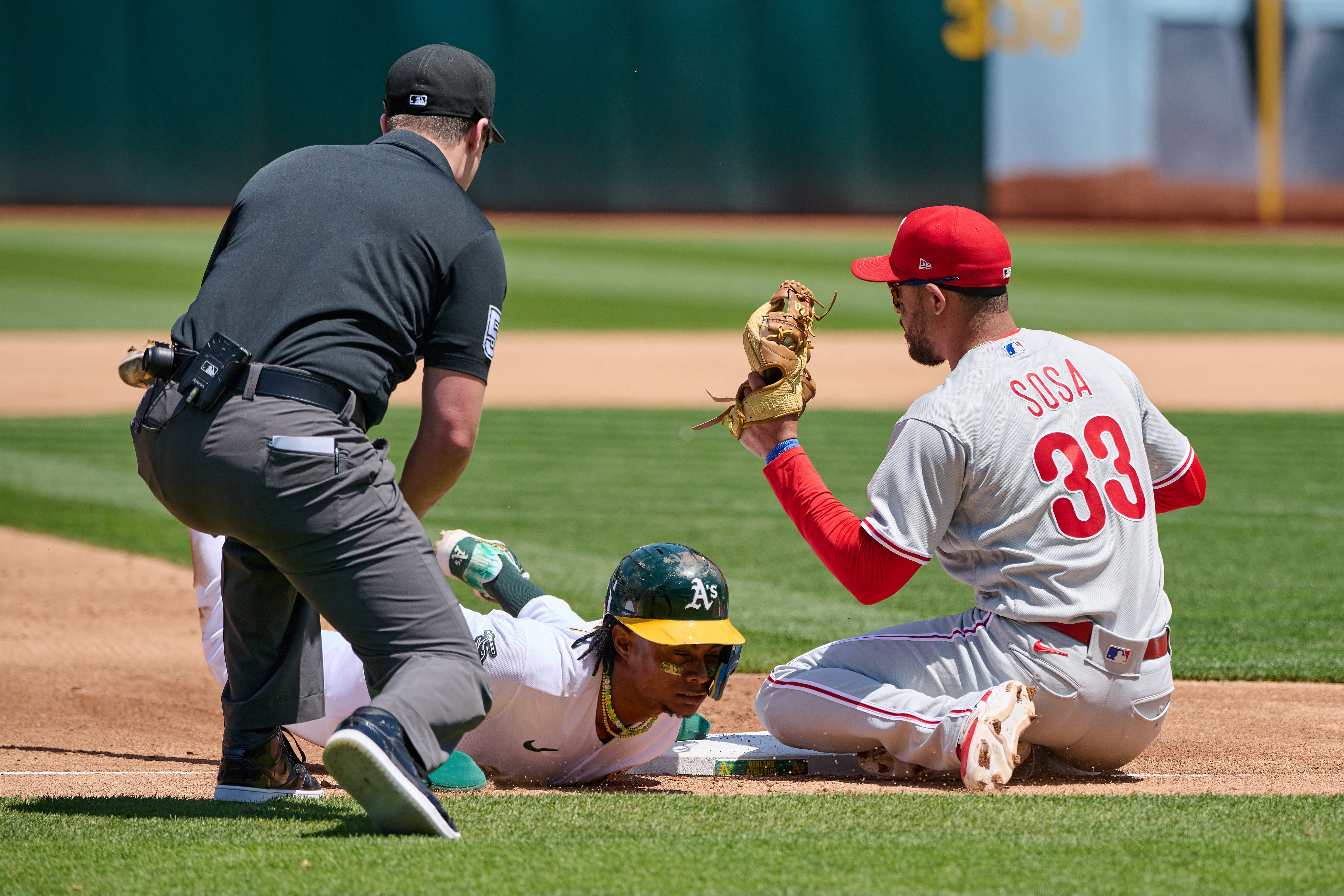 Phillies win another tight contest vs. A's