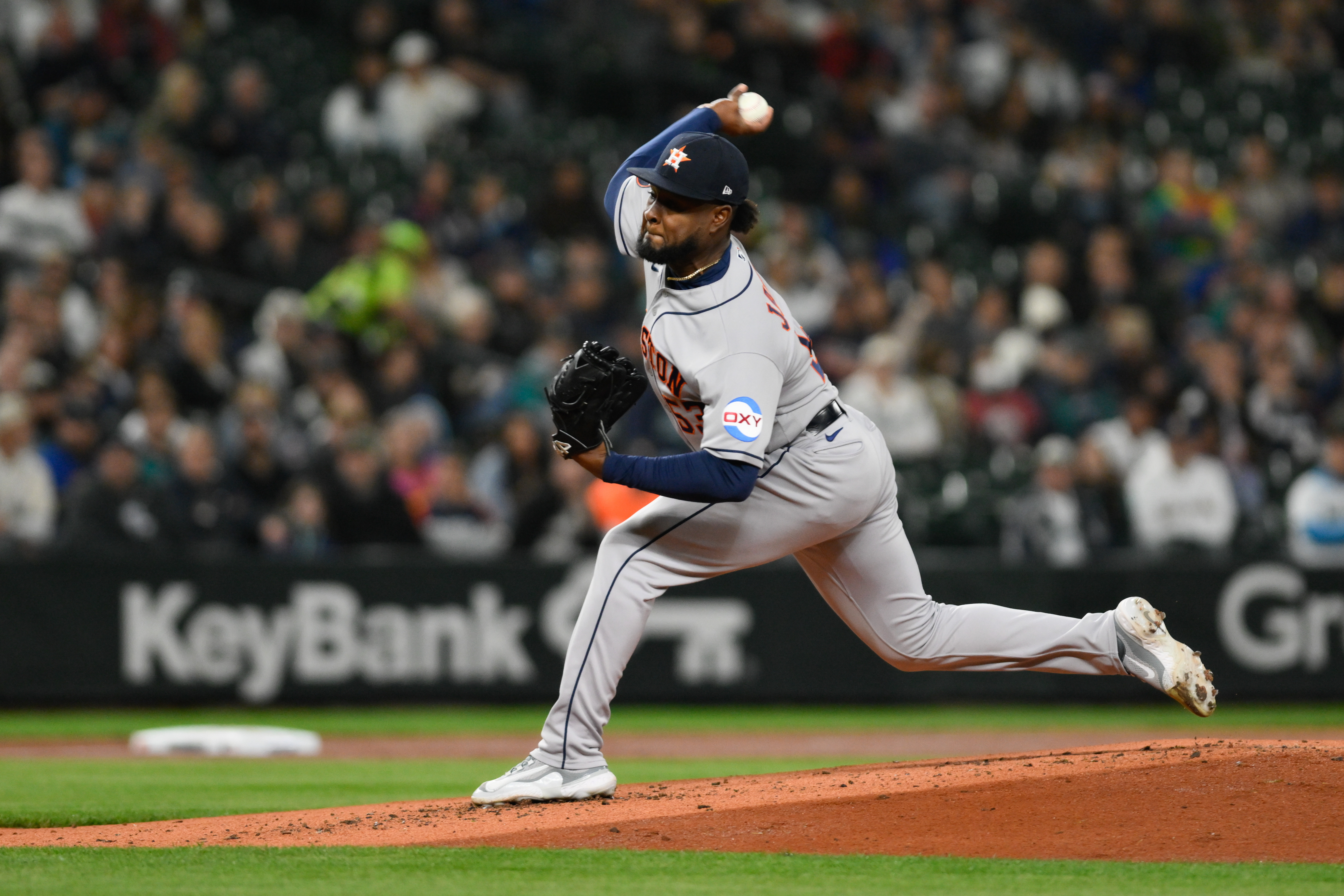 Mariners stay in race with win over Astros