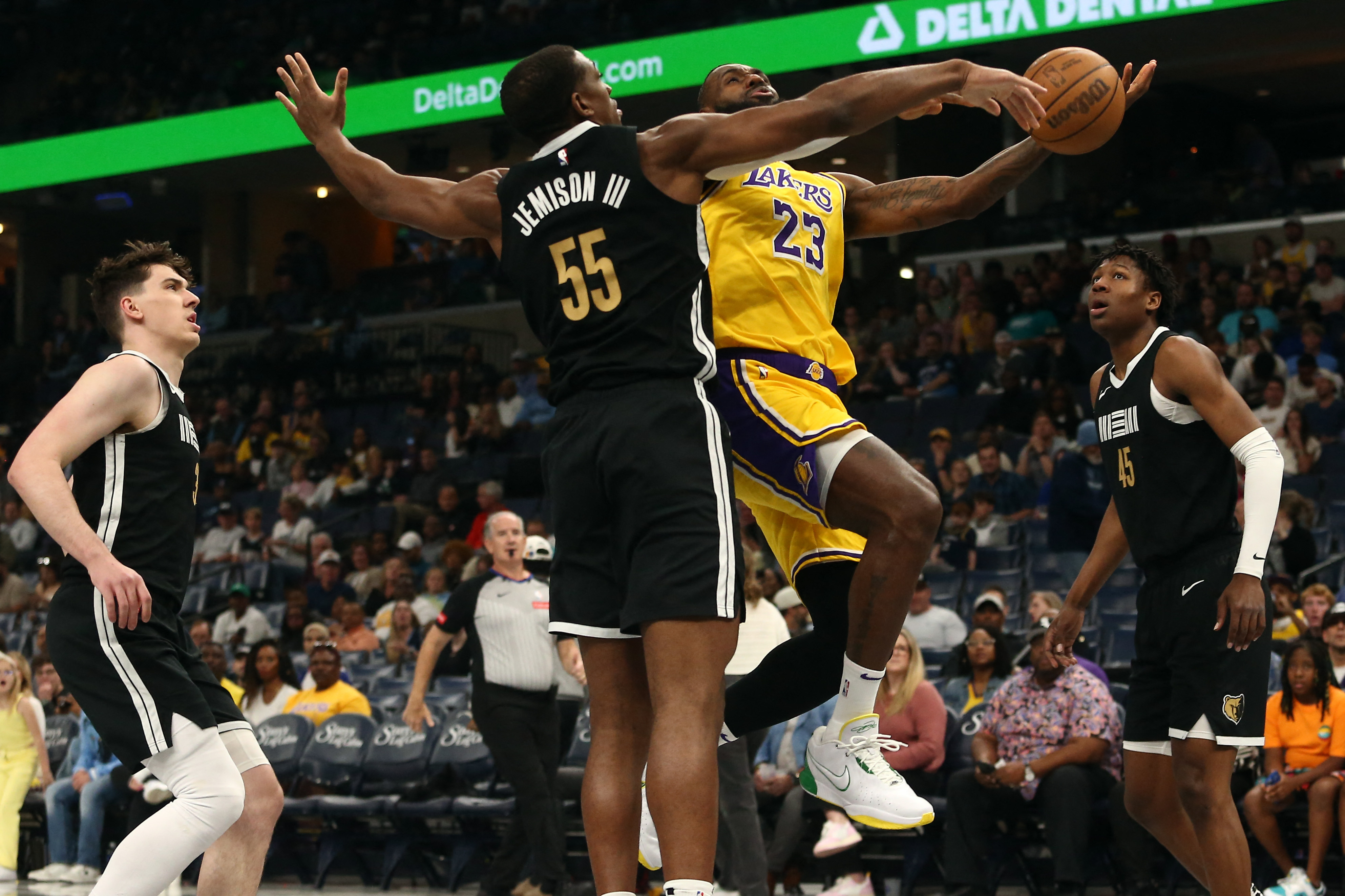 Star duo sparks Lakers' road win at Grizzlies | Reuters