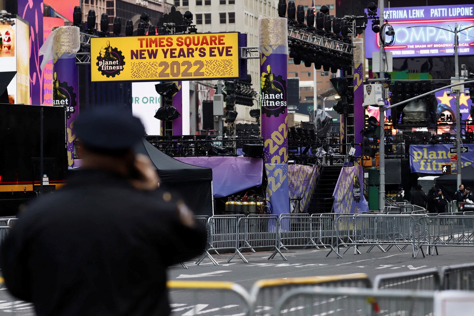 An officer from the New York City Police Department (NYPD) stands guard at Times Square ahead of New Year's Eve celebrations as the Omicron variant continues to spread in the Manhattan borough of New York City, U.S., December 31, 2021. REUTERS/Stefan Jeremiah