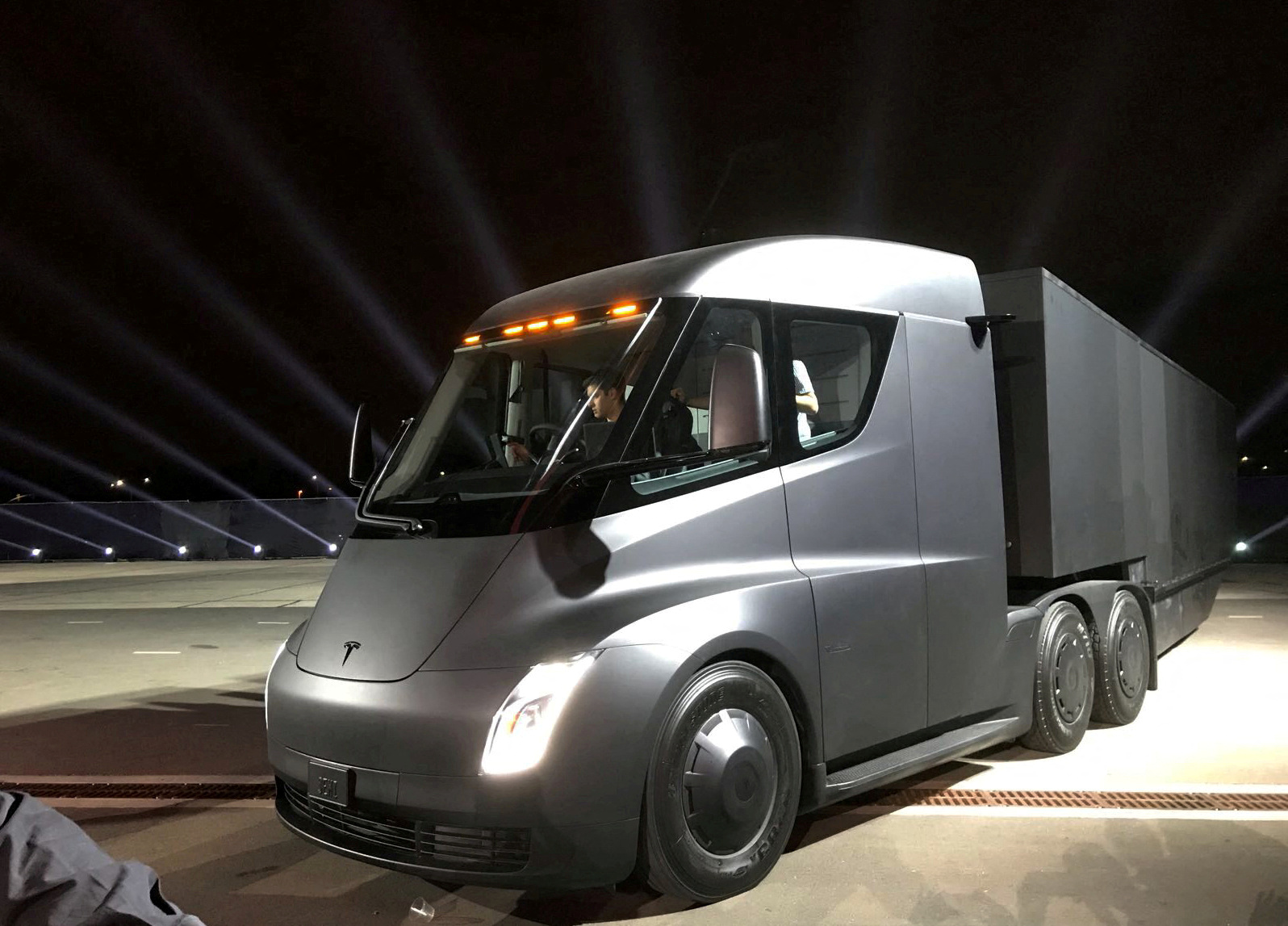 stykke Evolve Agent Nikola drops $2 bln patent lawsuit against Tesla over truck design | Reuters