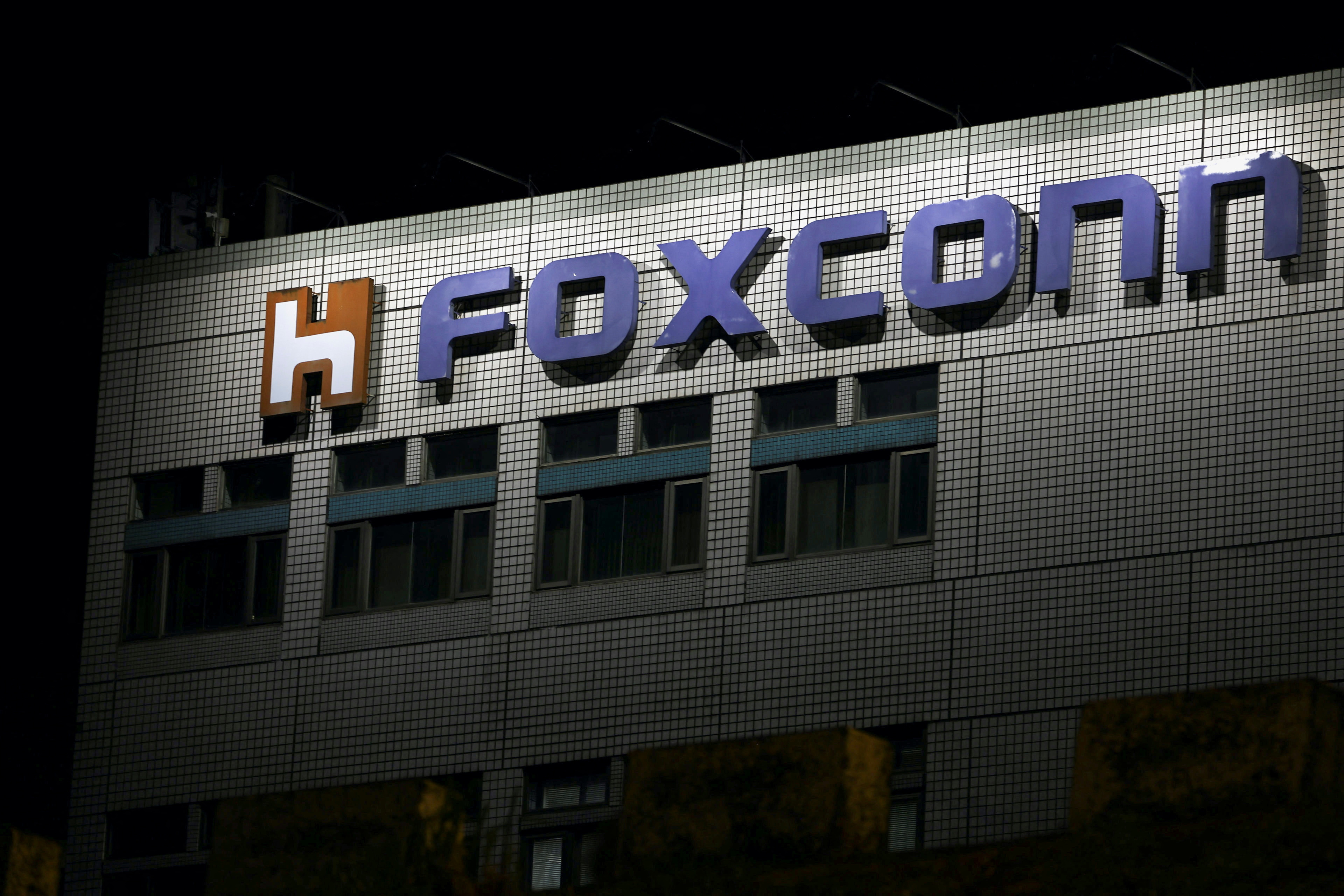 Foxconn gets licence to invest $551 mln more in Vietnam, media reports ...