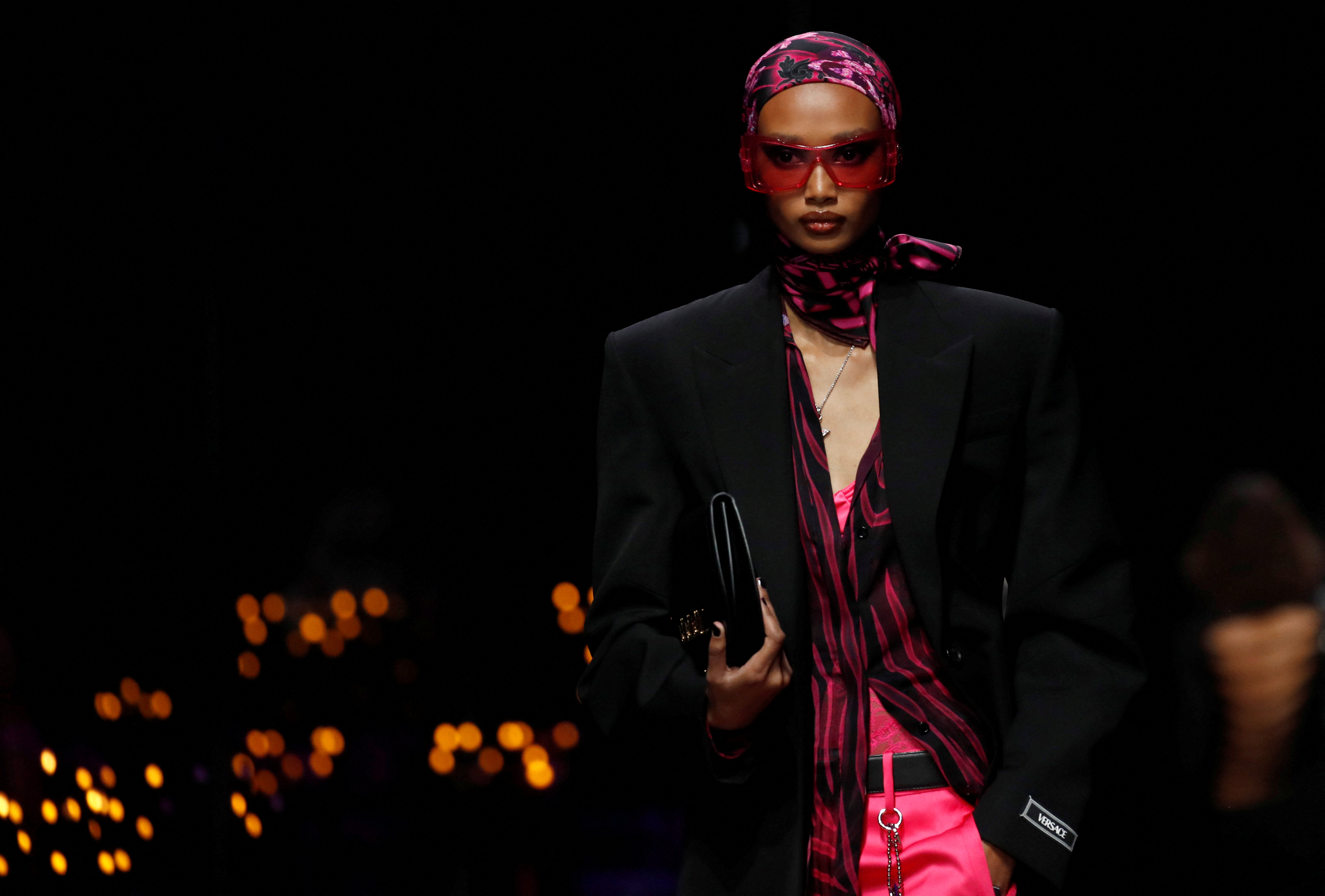 Milano Fashion Week on X: Some moments from @versace show at #MFW Never  shy or retiring, the Versace woman for Fall/Winter 2022 has a powerful and  seductive sense of mystery, shifting in