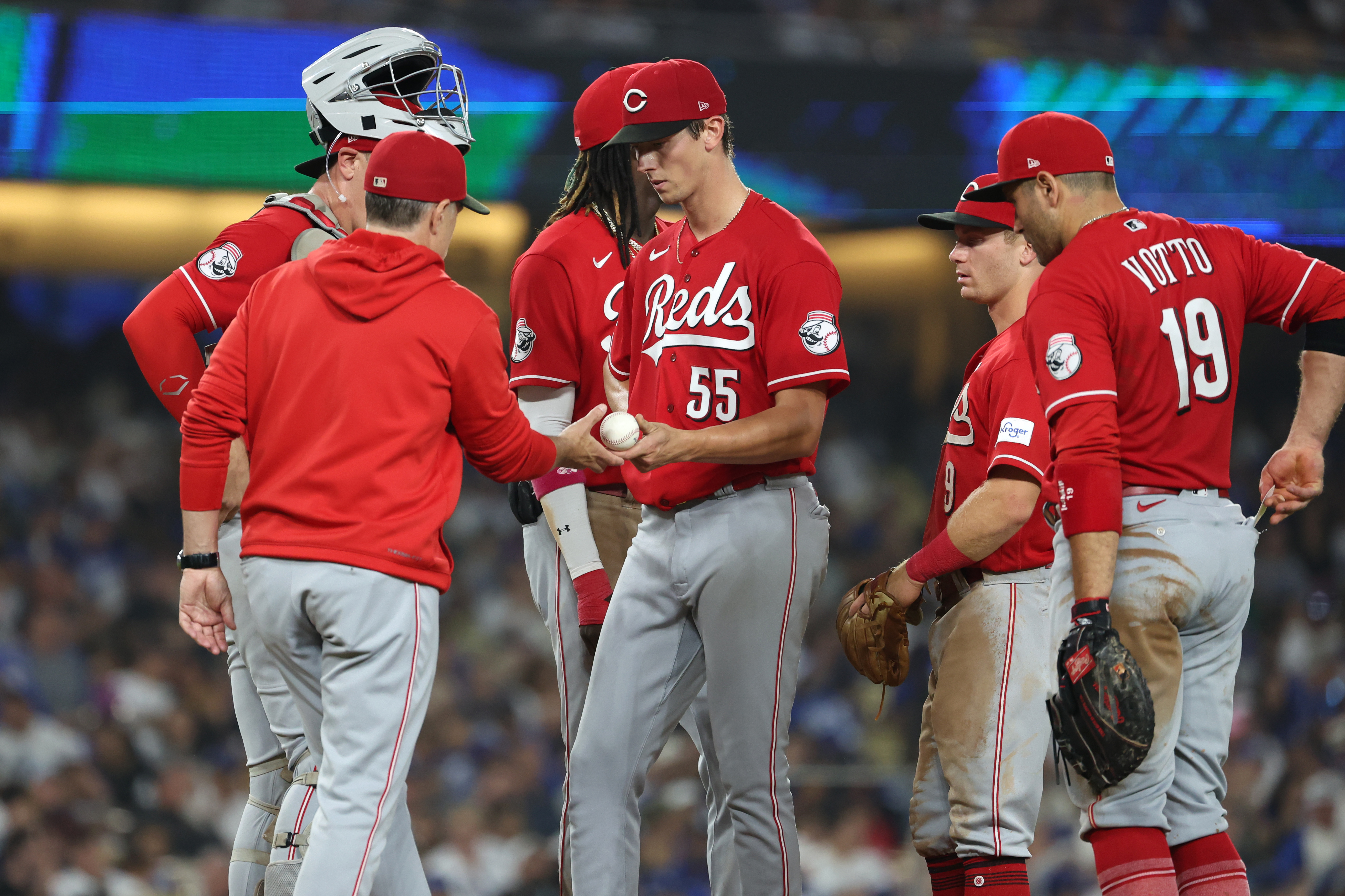 Reds hit two homers, hold on to beat Dodgers