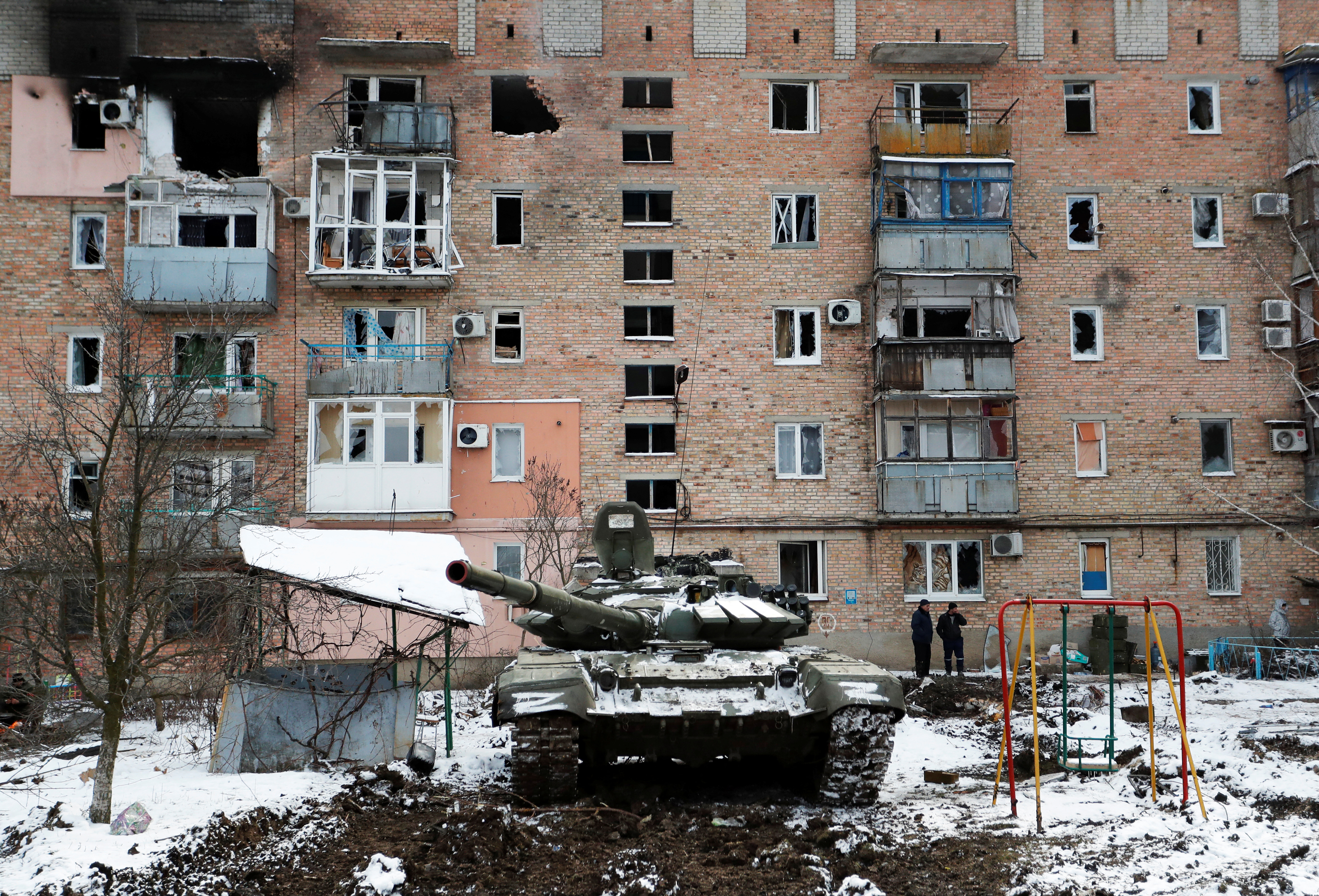 Украинцы донецка. Волноваха март 2022. Разрушенный дом. Танки в городе. Танк на Донбассе в жилом доме.