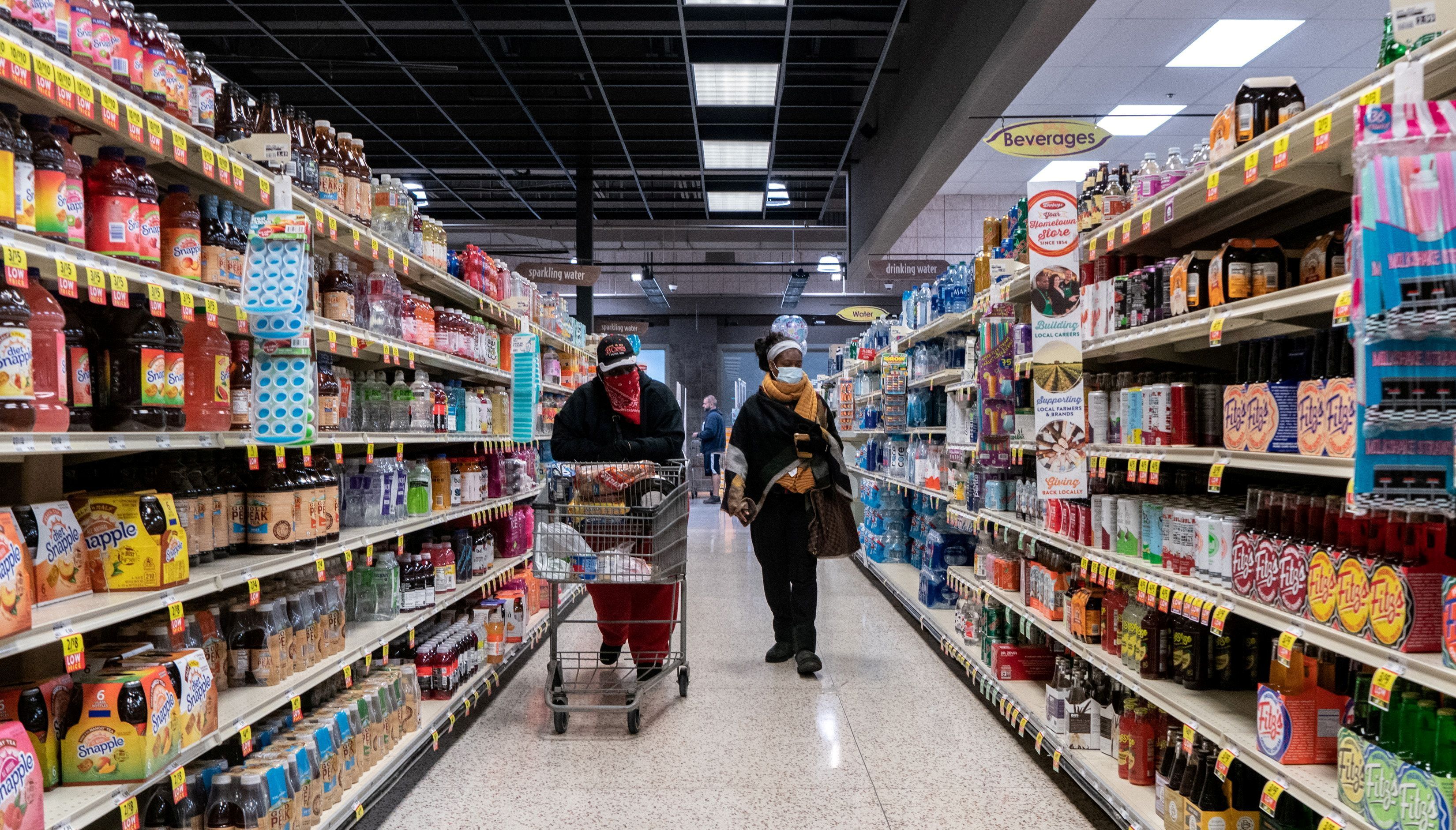 Shoppers browse in a supermarket while wearing masks to help slow the spread of coronavirus disease (COVID-19) in north St. Louis, Missouri, U.S. April 4, 2020. REUTERS/Lawrence Bryant/File Photo