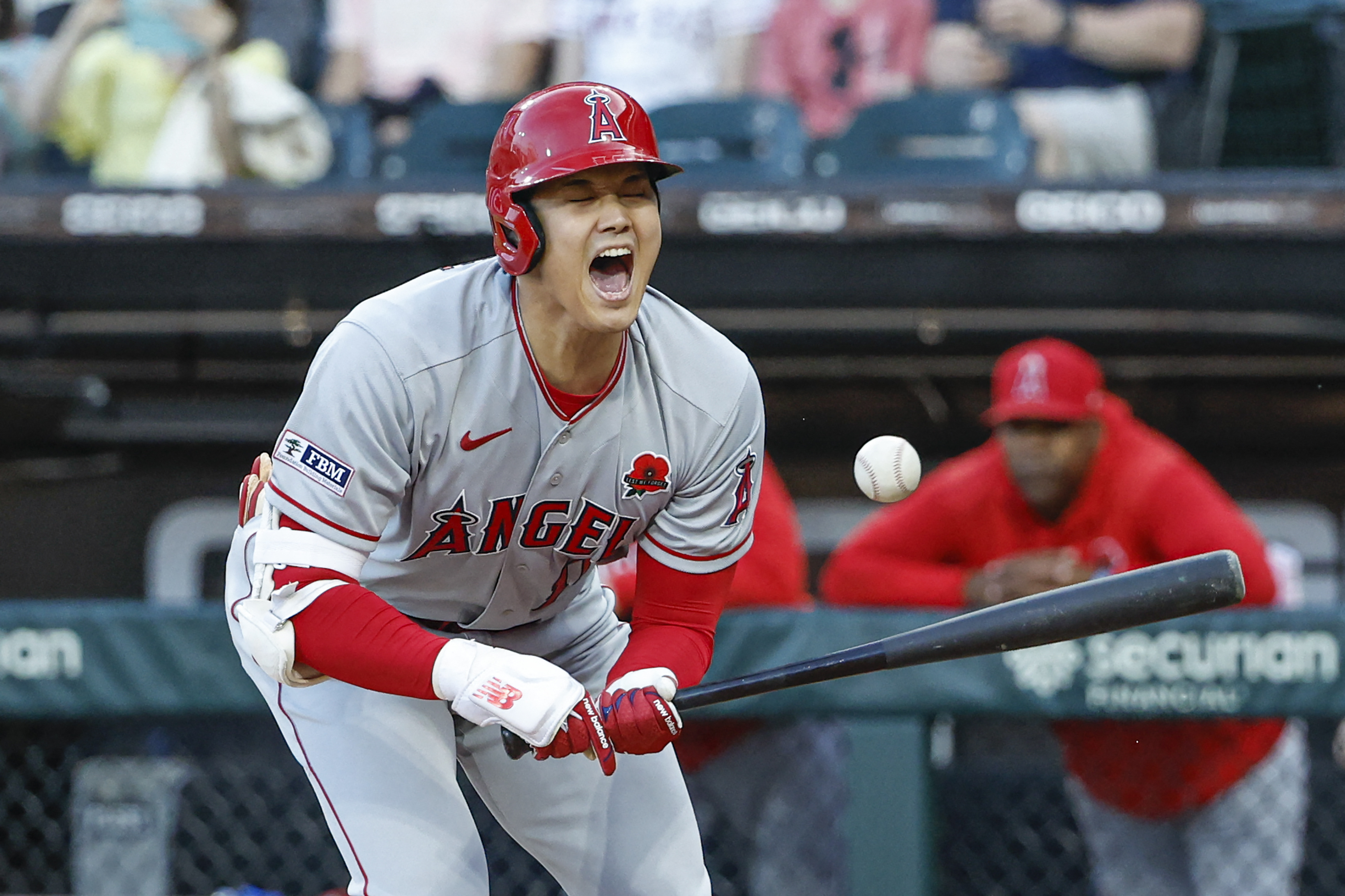 Angels set tone early, hold on to beat White Sox