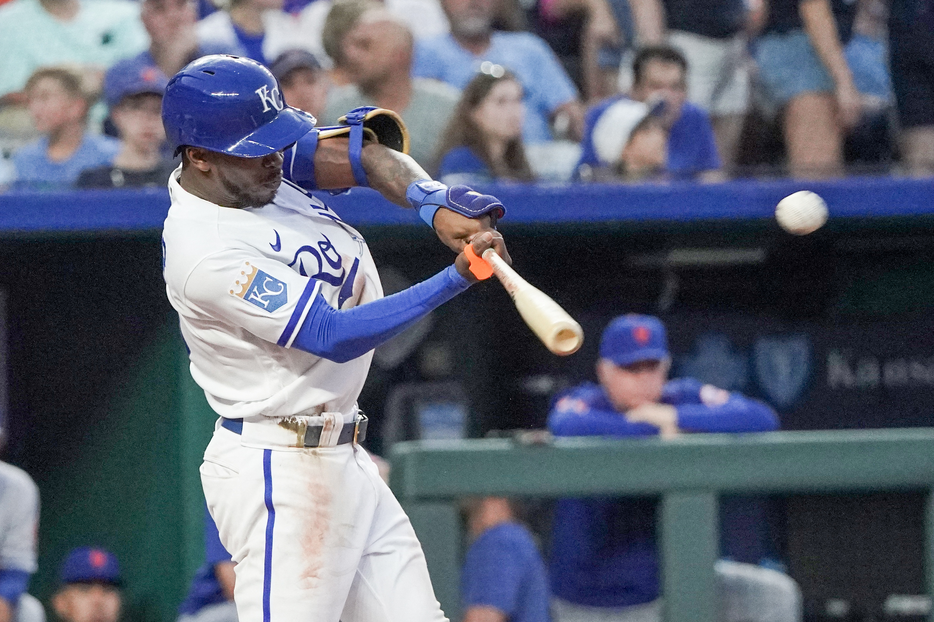 Hernandez hits walk-off single as Blue Jays outlast Royals in