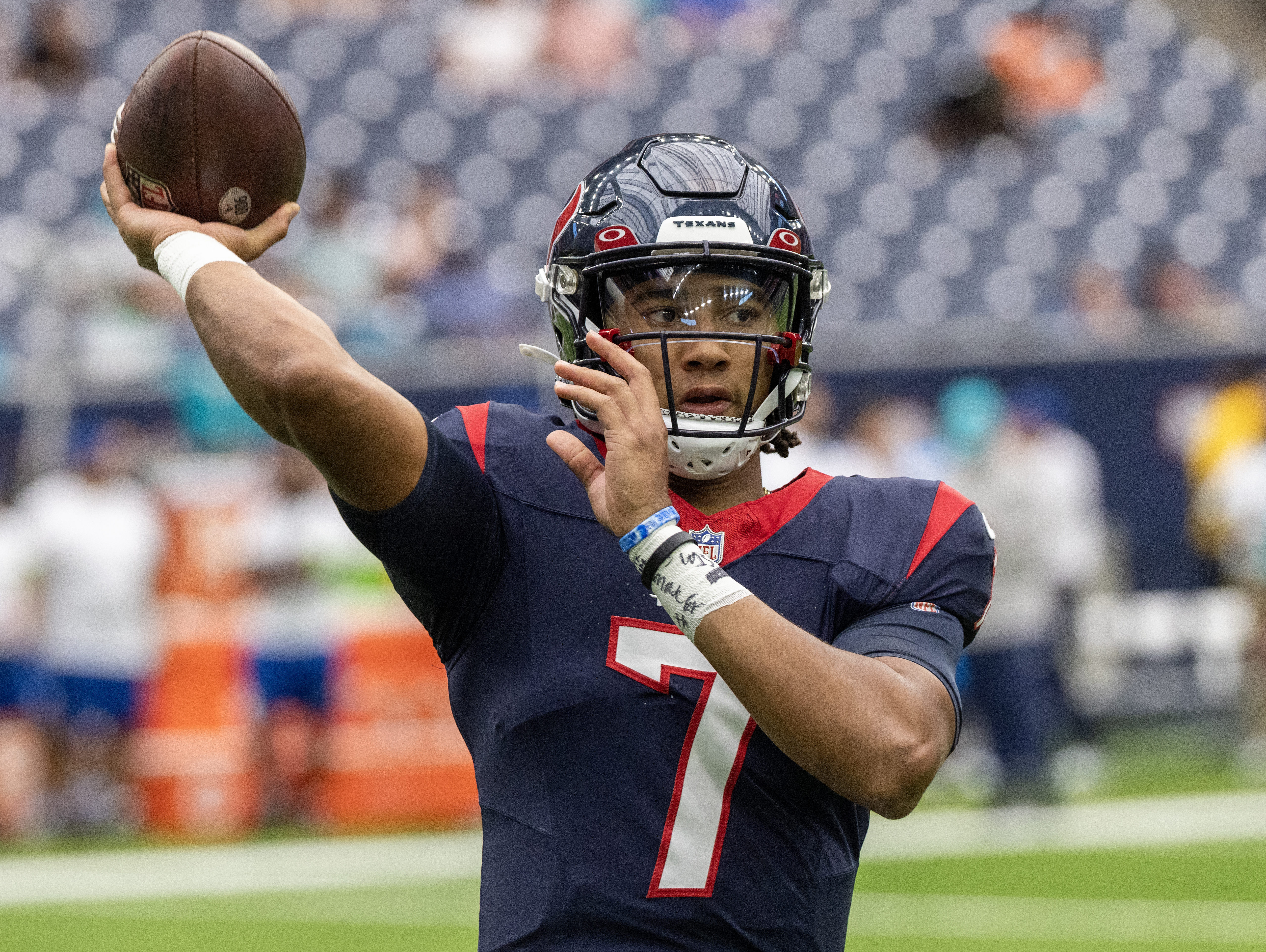 Miami Dolphins Skylar Thompson throws sideline dart to wide