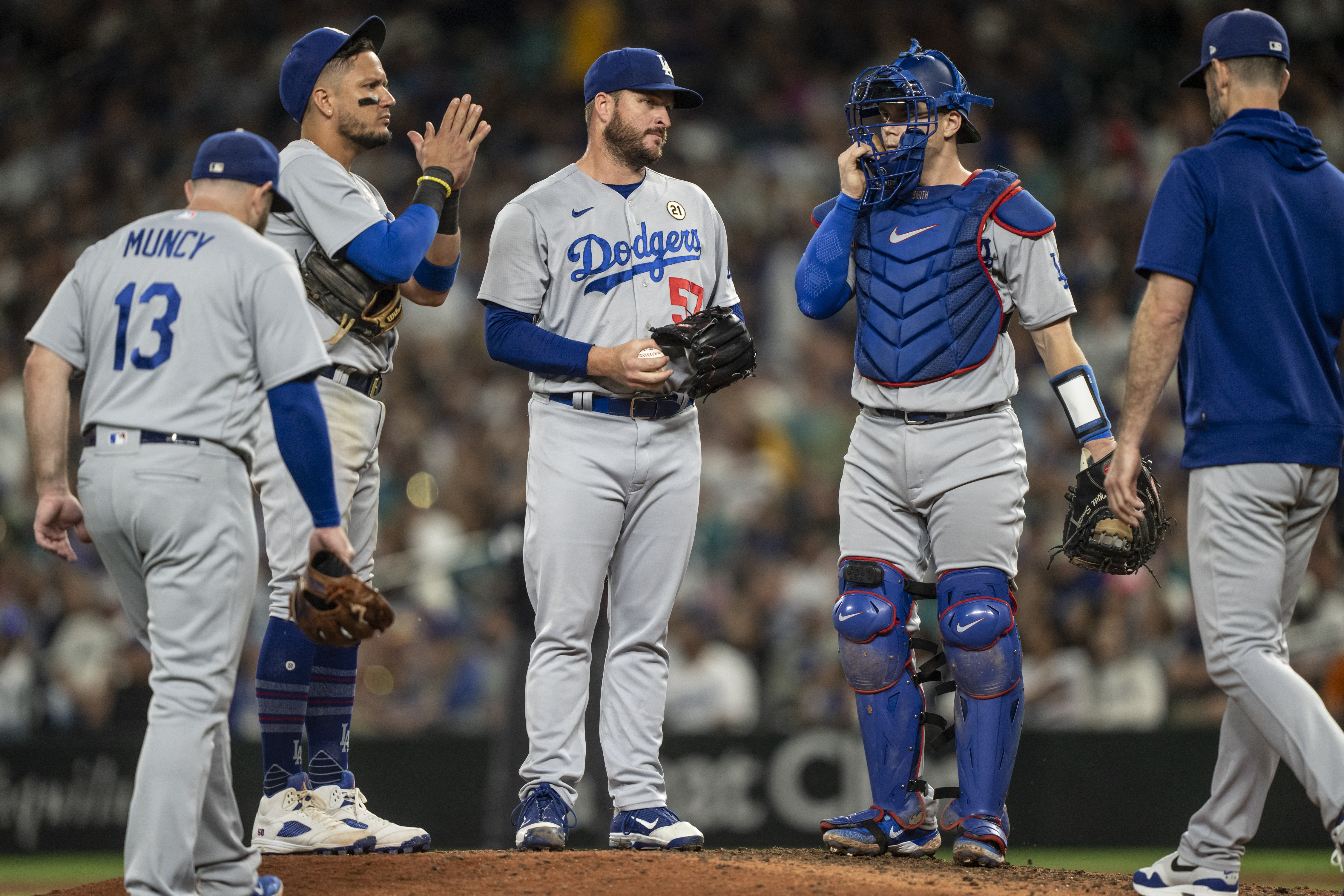 Dodgers beat Mariners, lower magic number to 2