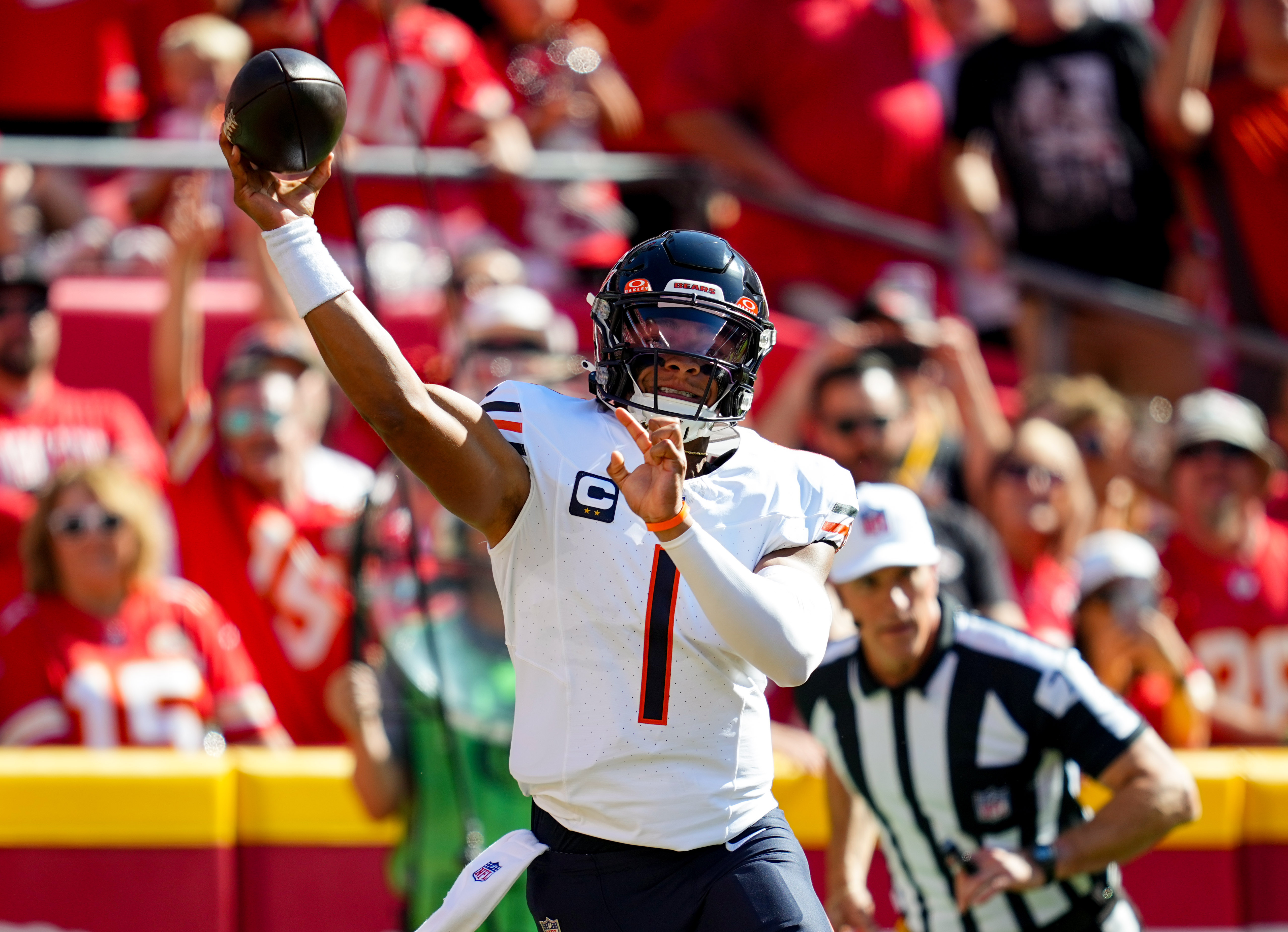 Patrick Mahomes injures right ankle while leading Chiefs to 34-0 halftime  lead vs. Bears; QB returns in third 