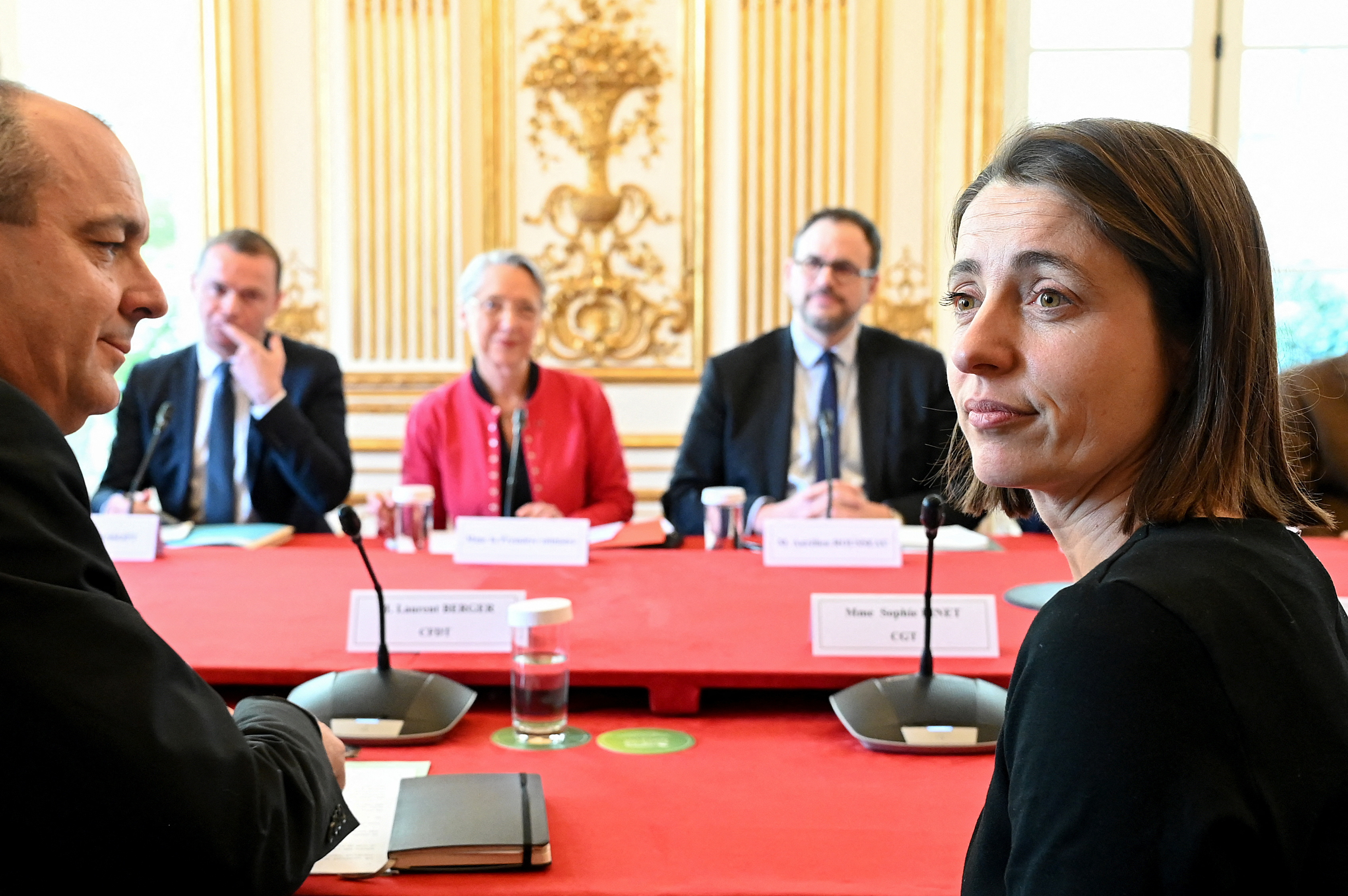 Ο Γάλλος πρωθυπουργός Μπορν συναντά τα γαλλικά συνδικάτα για τη μεταρρύθμιση του συνταξιοδοτικού συστήματος στο Παρίσι