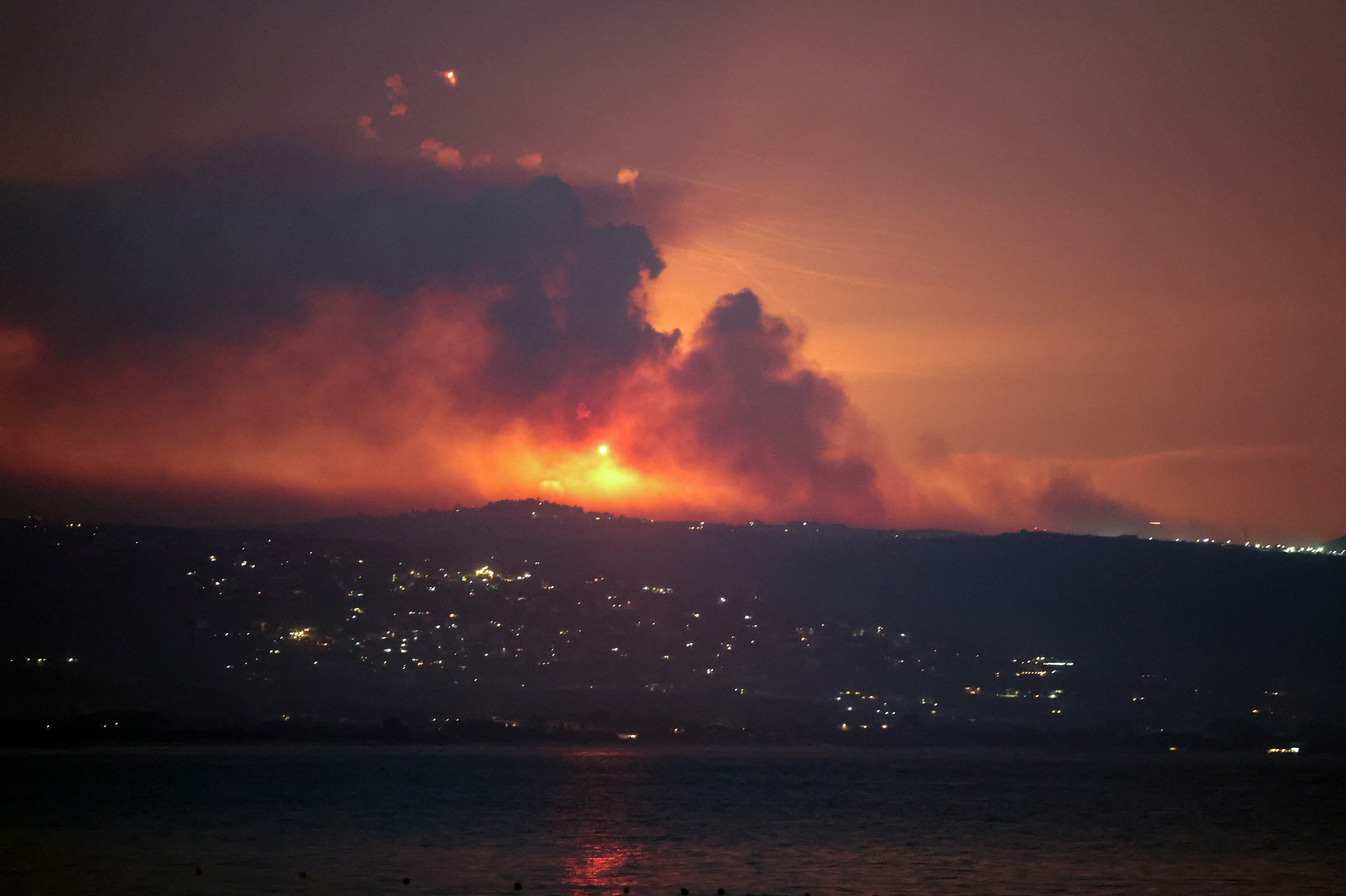 Μια άποψη δείχνει καπνό και φωτιά στη λιβανική πλευρά των συνόρων με το Ισραήλ, όπως φαίνεται από την Τύρο, στο νότιο Λίβανο