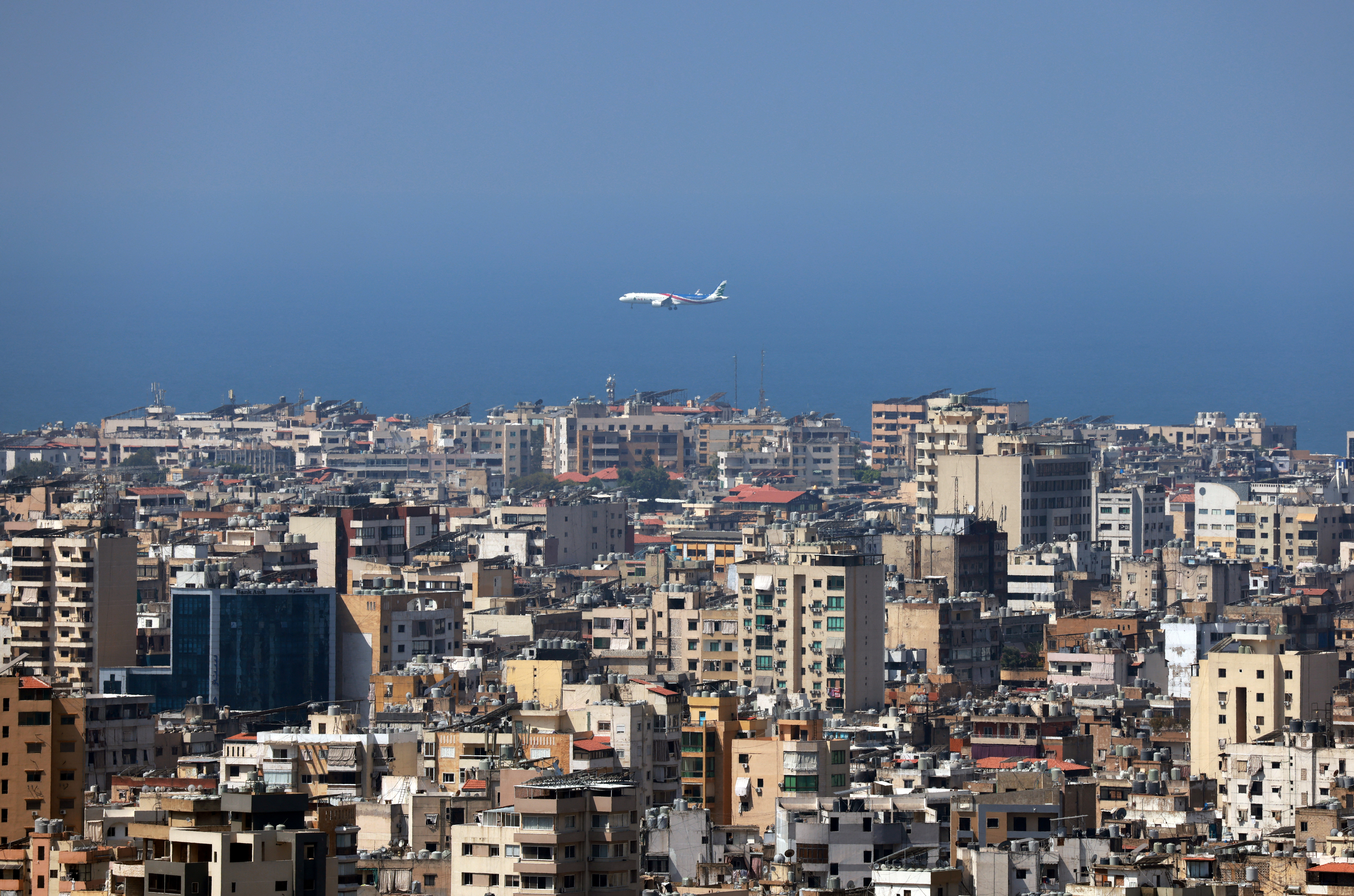 Ένα αεροπλάνο της Λιβανέζικης Middle East Airlines πετά πάνω από τη Βηρυτό