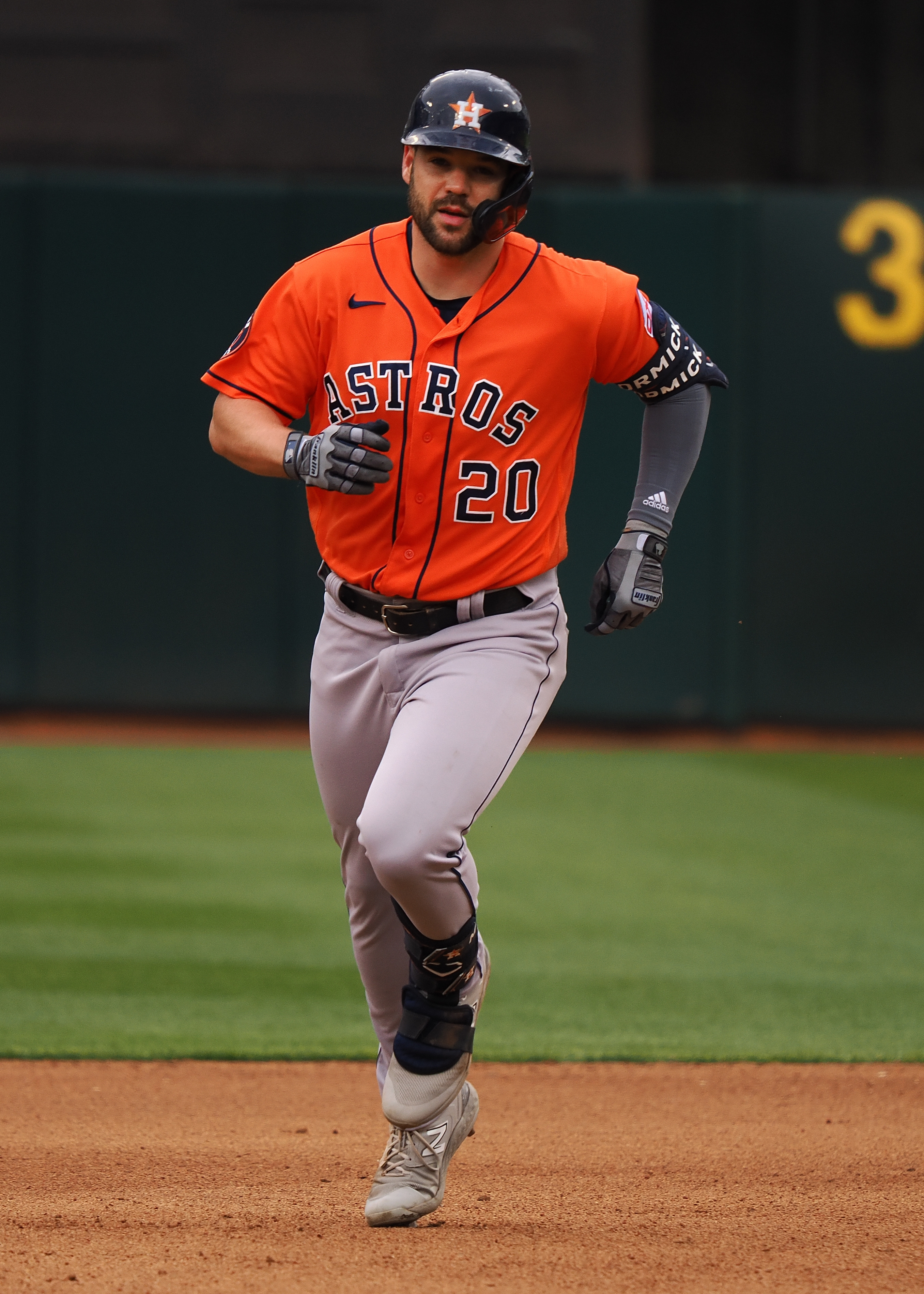 Astros smack season-high 7 homers in 10-1 rout over A's