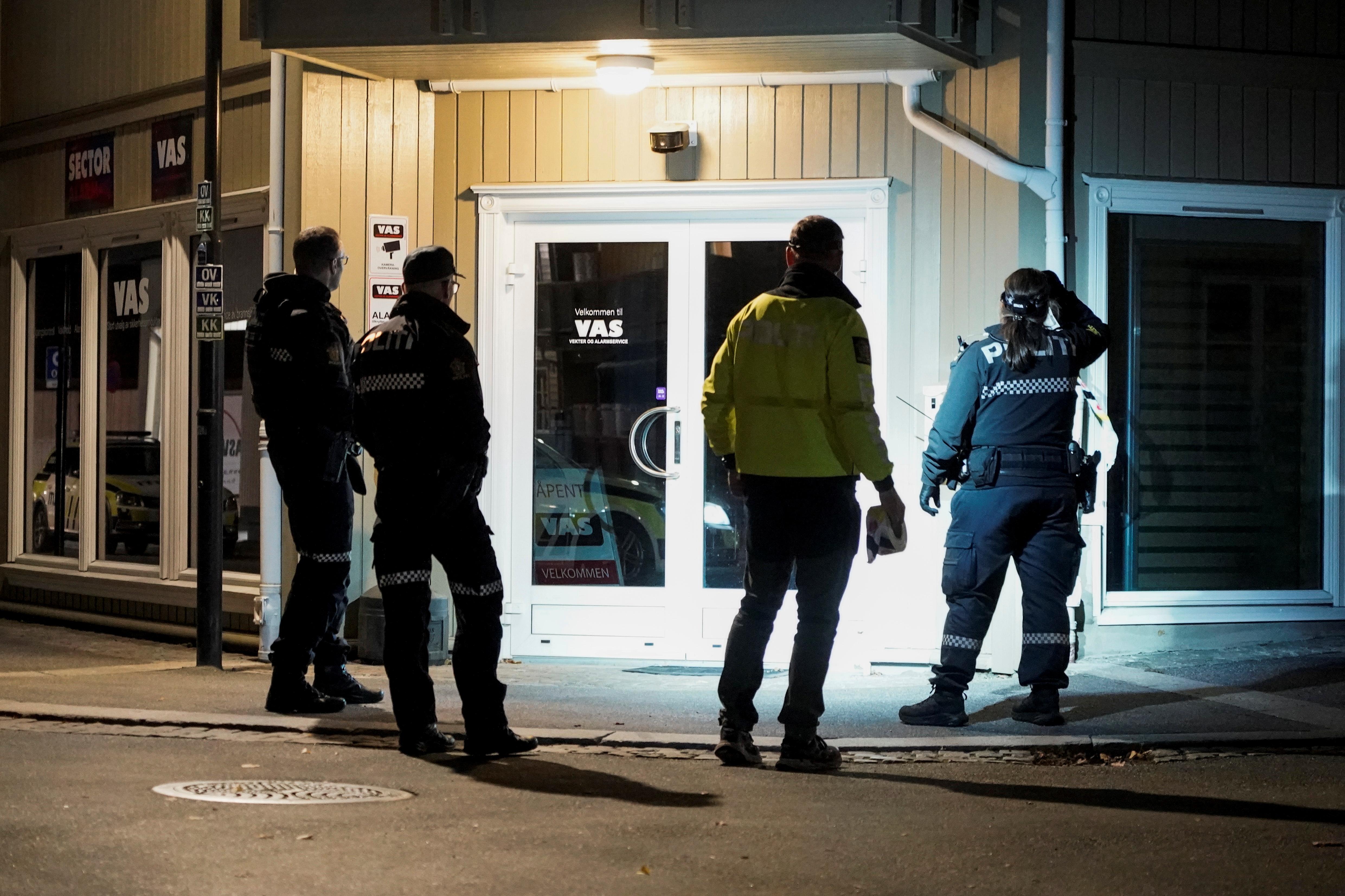 Police officers investigate after several people were killed and others were injured by a man using a bow and arrows to carry out attacks, in Kongsberg, Norway, October 13, 2021. Terje Pedersen/NTB/via REUTERS     