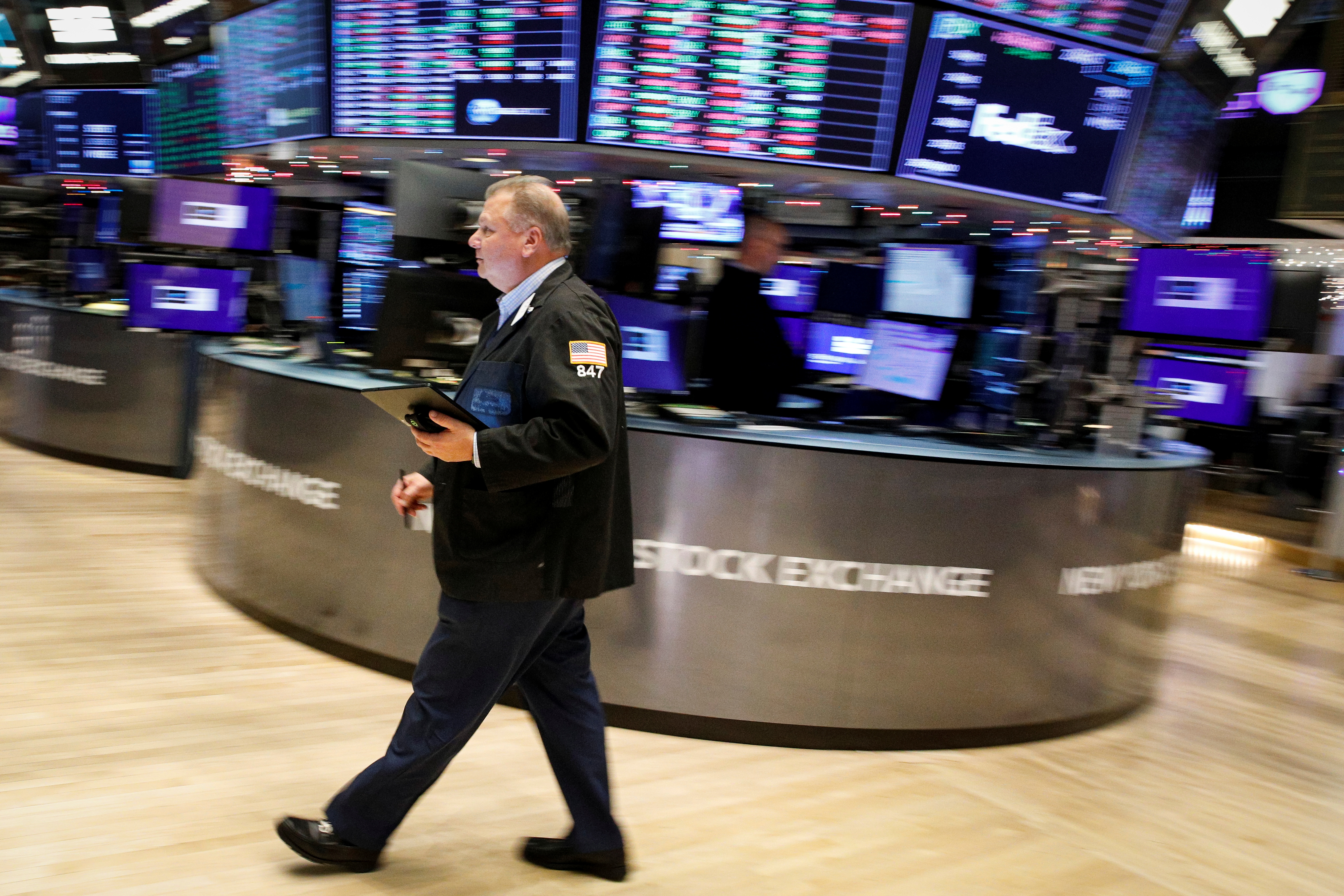 Traders work on the floor of the New York Stock Exchange (NYSE) in New York City, U.S., December 3, 2021.  REUTERS/Brendan McDermid