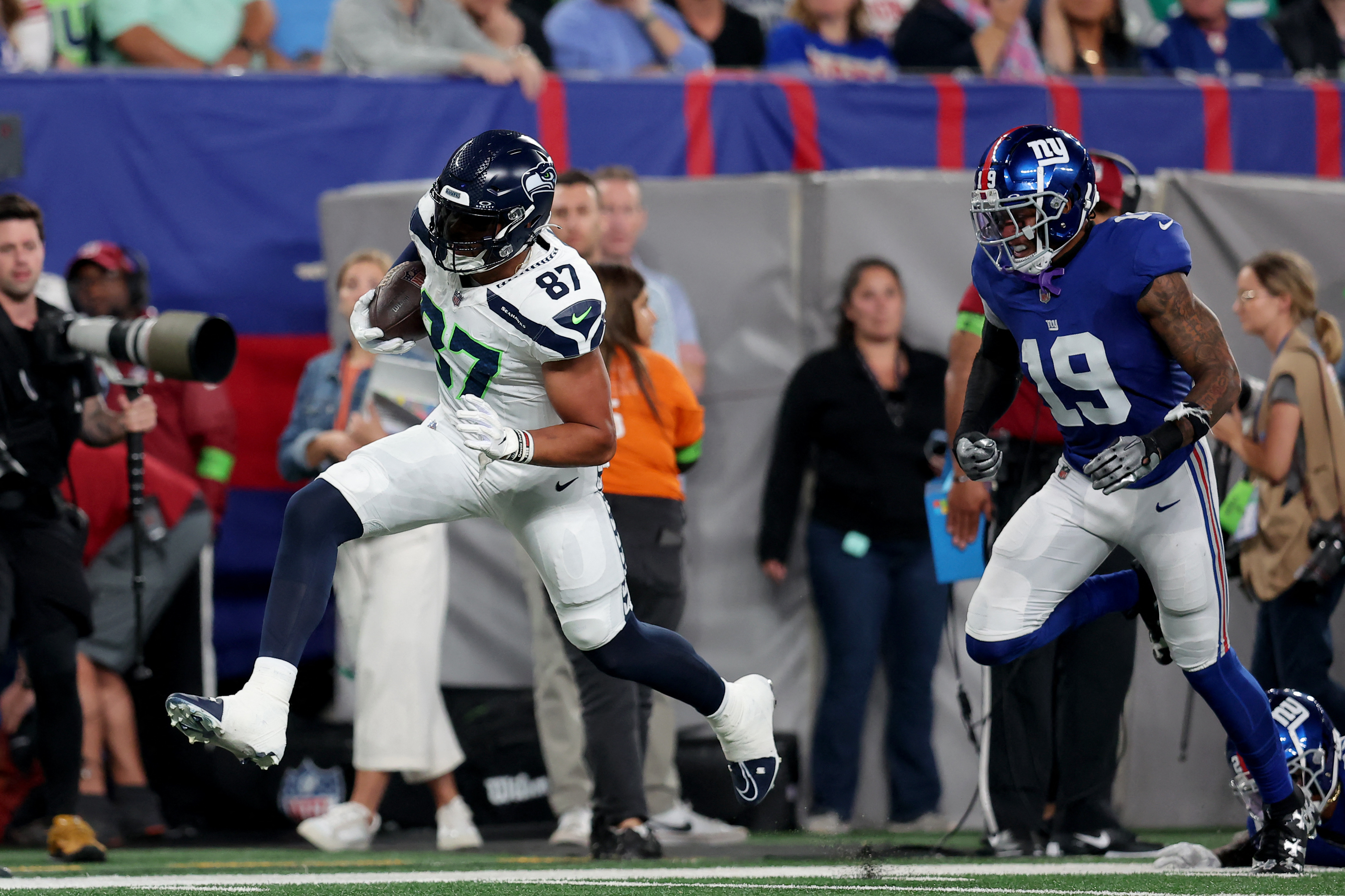 Seahawks stuff Giants, cruise to 24-3 win