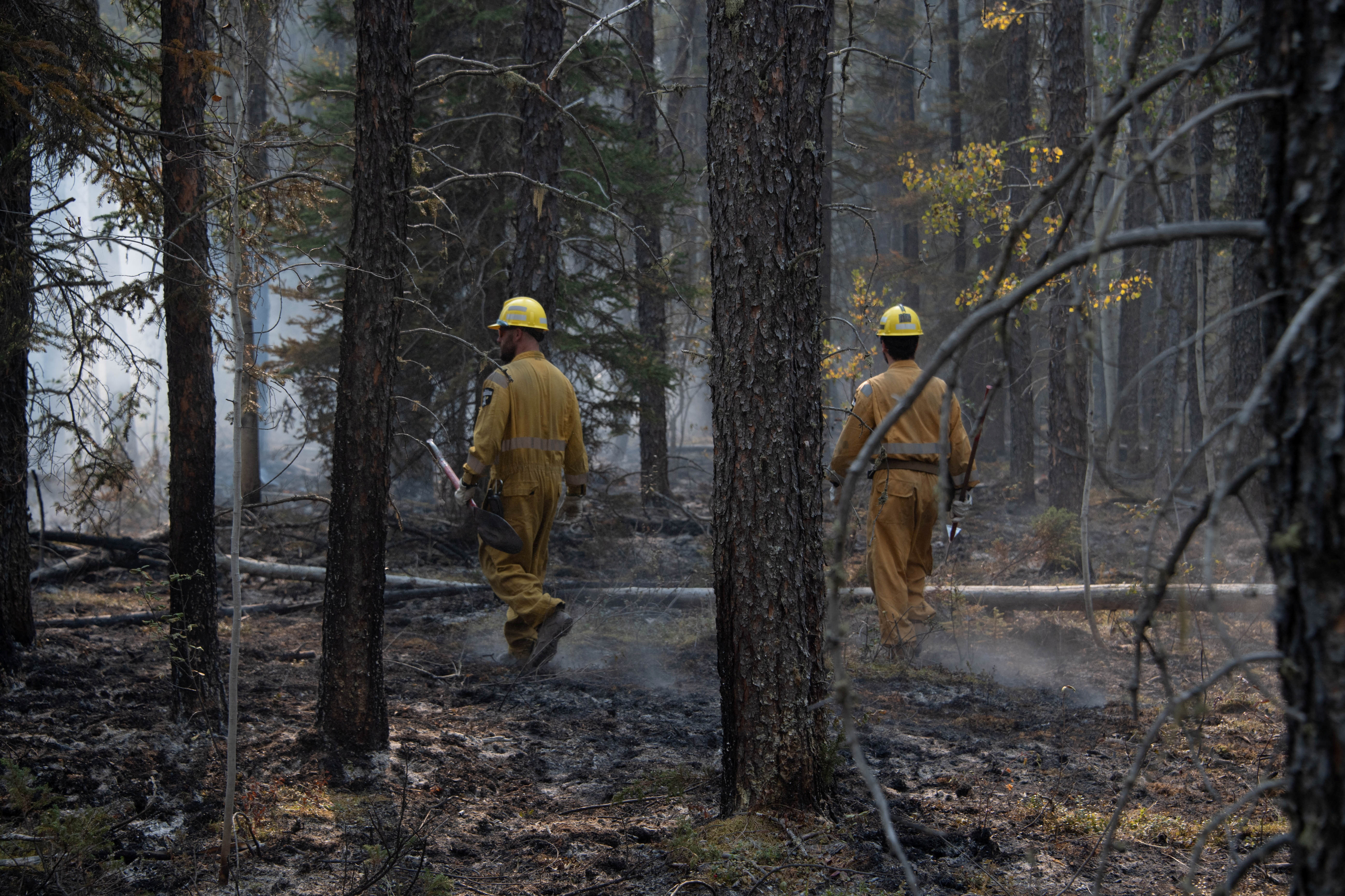 Members of B Company, 2nd Battalion, Royal 22e Regiment, conduct firefighting operations near Hay River