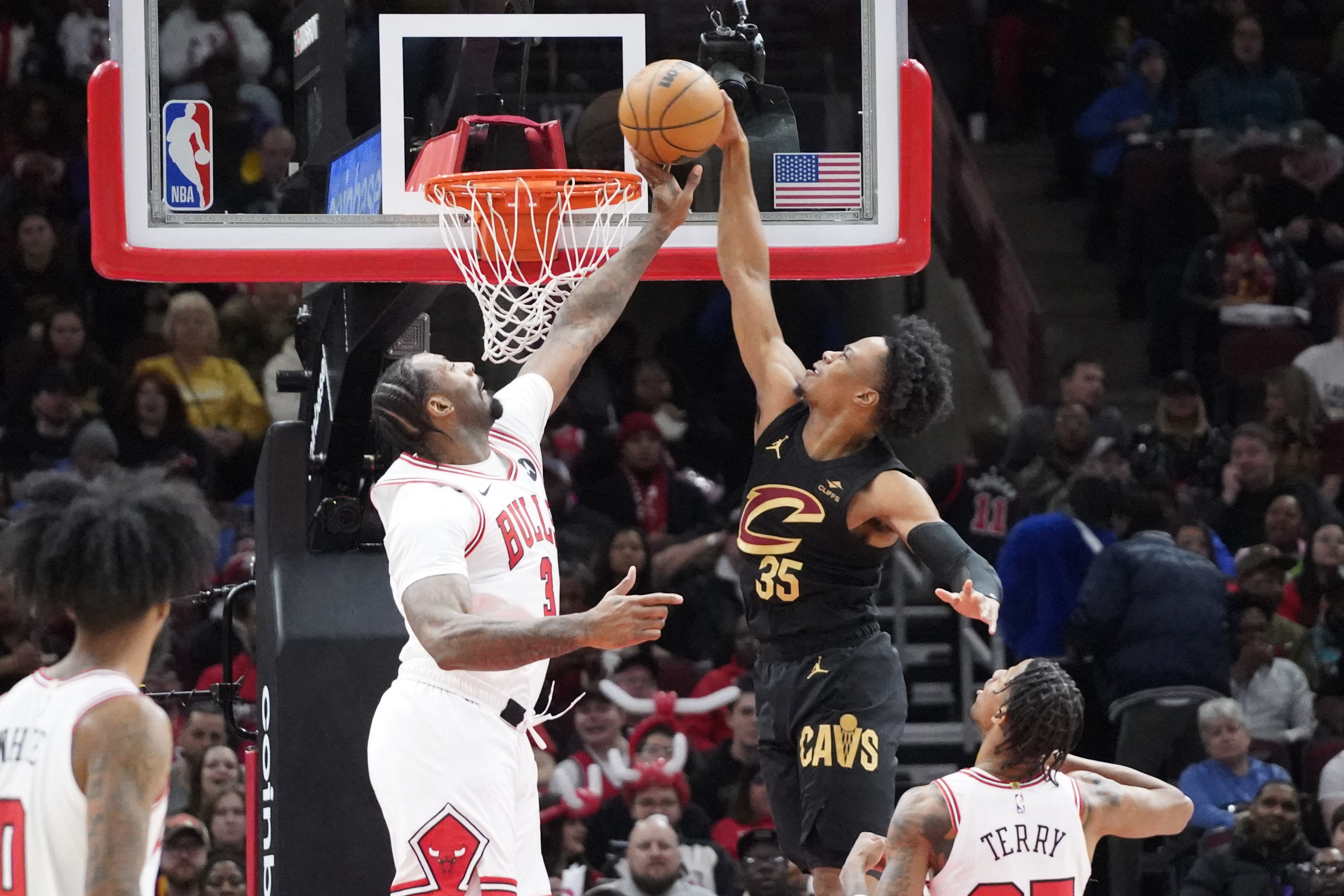 Cavs blow 4th-quarter lead, lose to Chicago Bulls in double-overtime