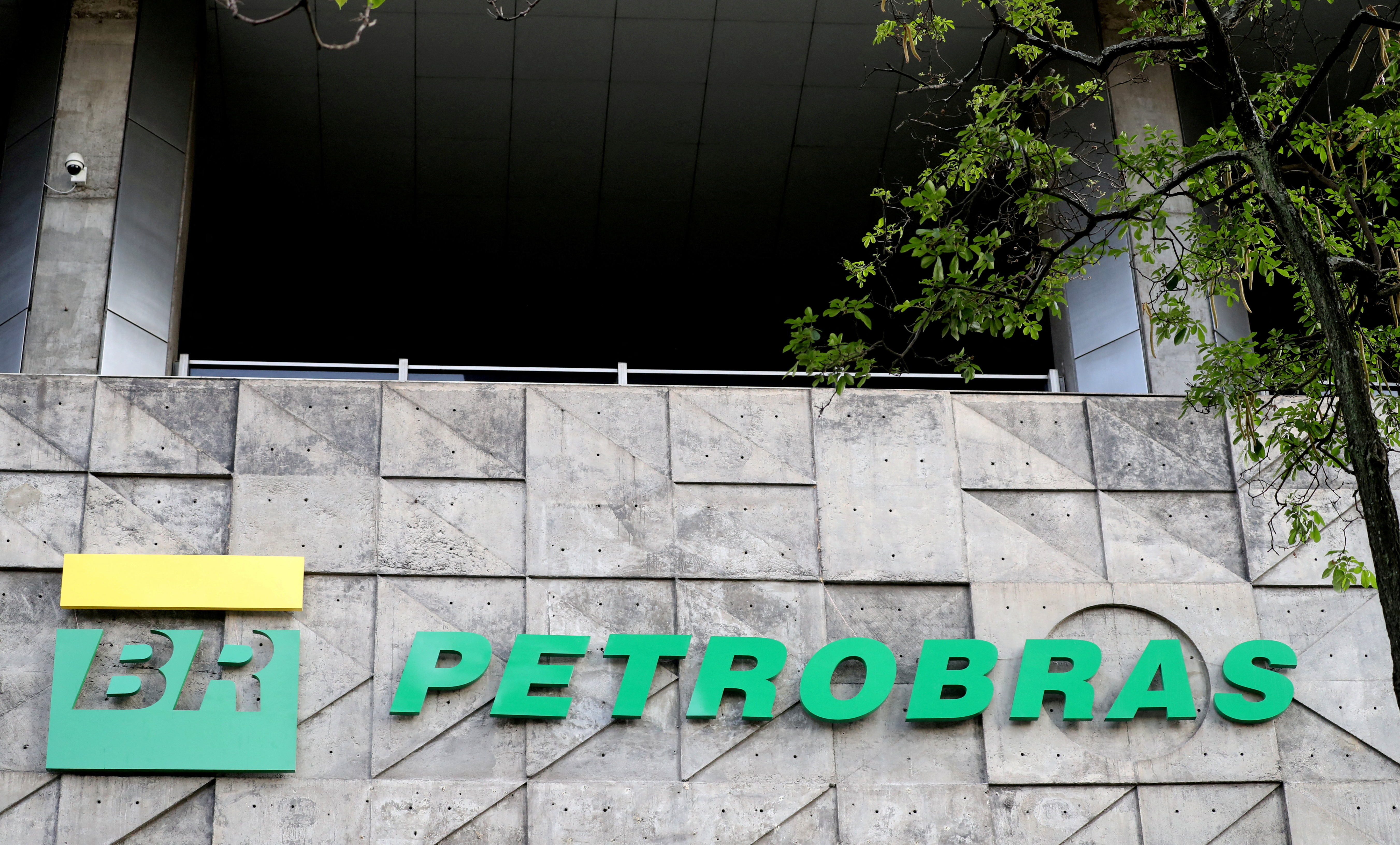 Logotipo da estatal brasileira de petróleo Petrobras aparece em sua sede no Rio de Janeiro