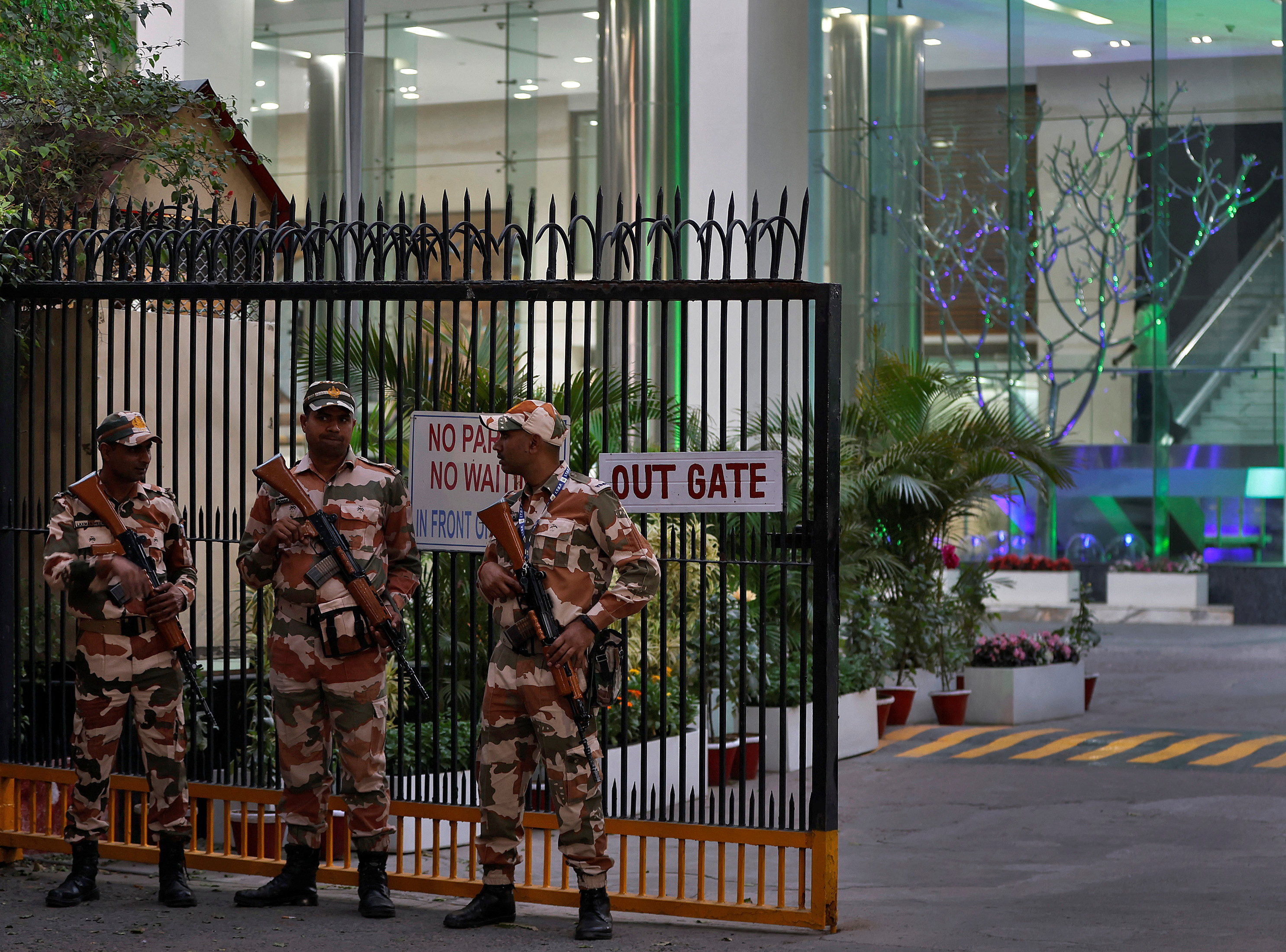 Miembros de la Policía Fronteriza Indo-Tibetana montan guardia frente a un edificio que alberga oficinas de la BBC, en Nueva Delhi
