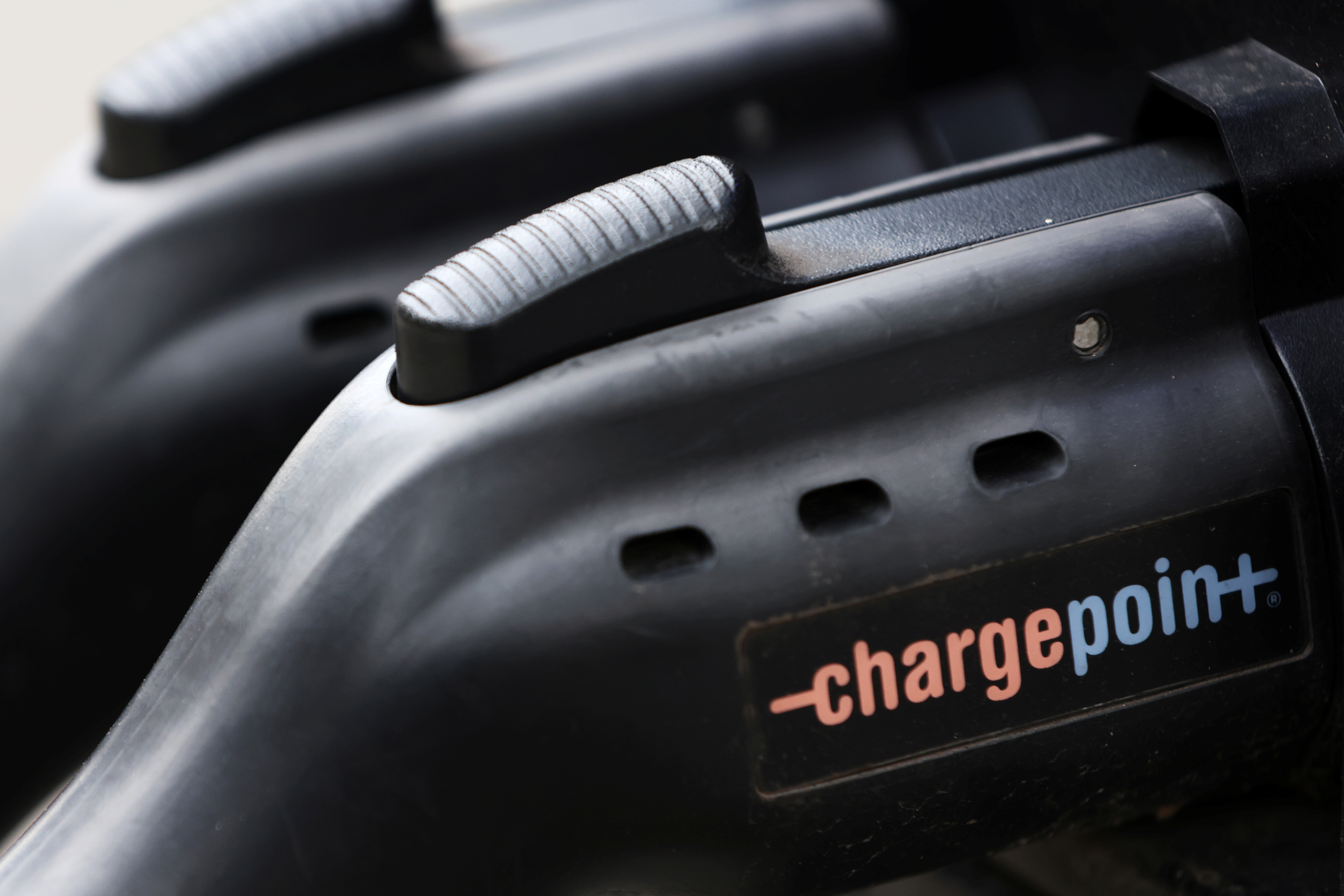 Se ve una estación de carga de vehículos eléctricos de ChargePoint, Inc. en Manhattan, Nueva York
