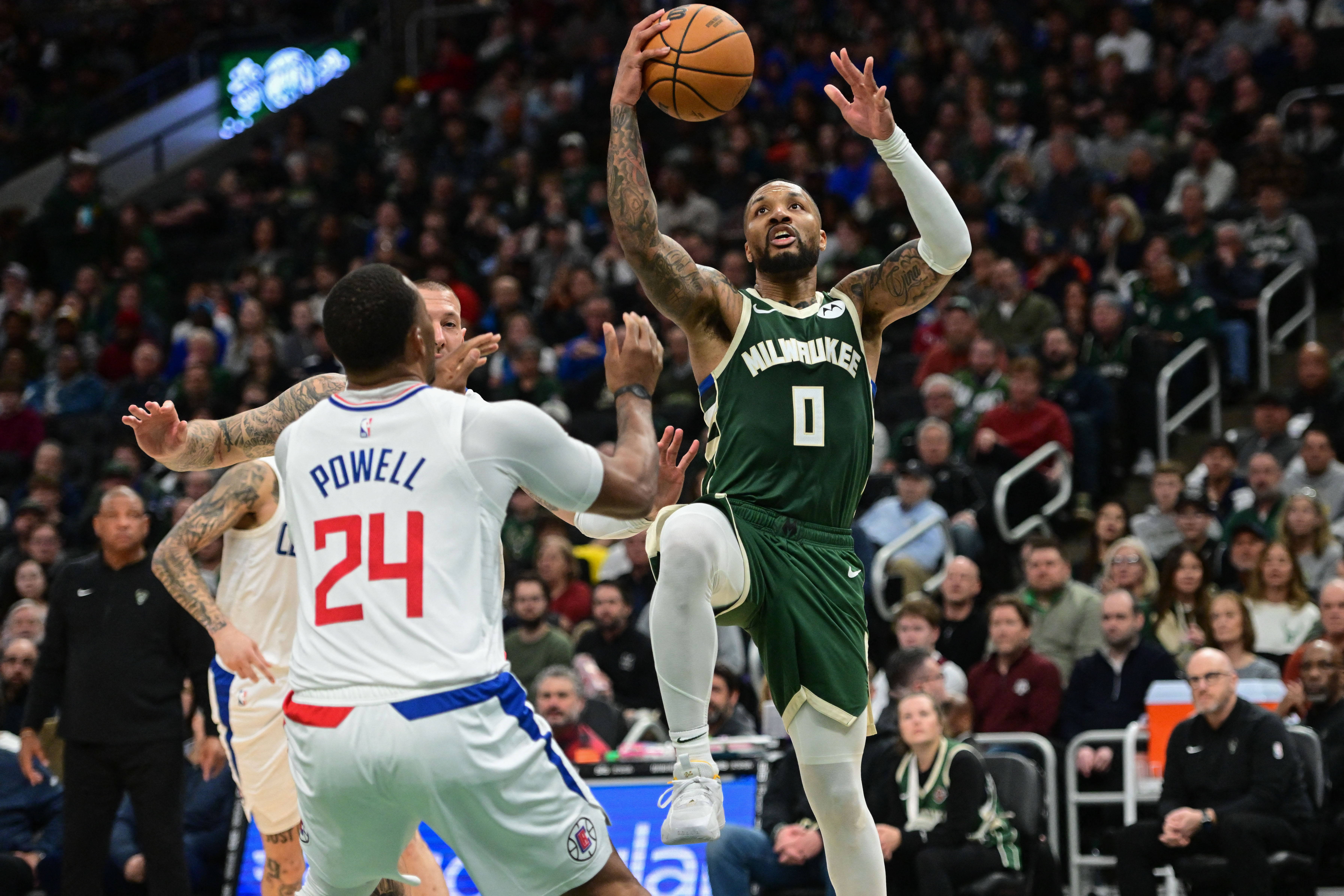 Clippers collapse as Damian Lillard scores 41 in Bucks victory - Los  Angeles Times