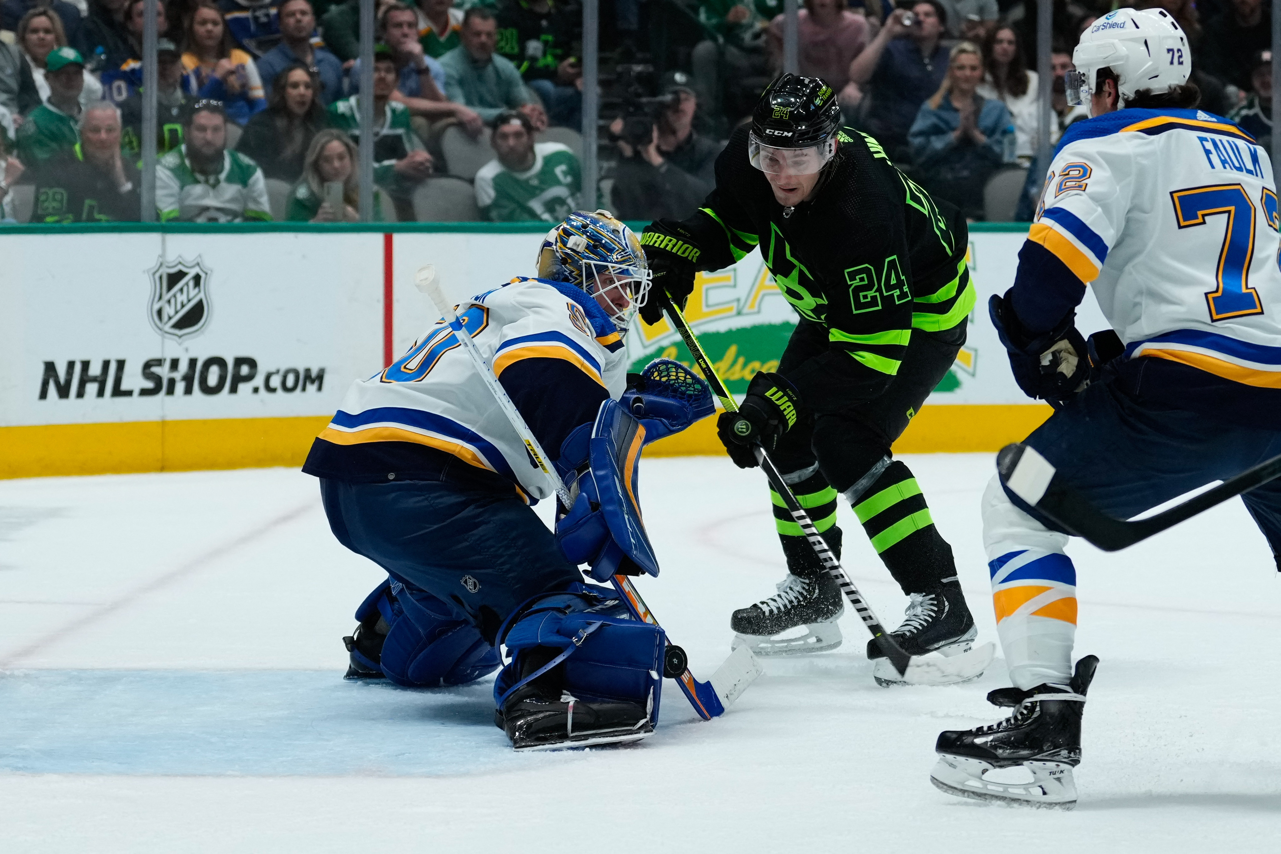 Stars blank Blues, remain atop Central Division - The Rink Live