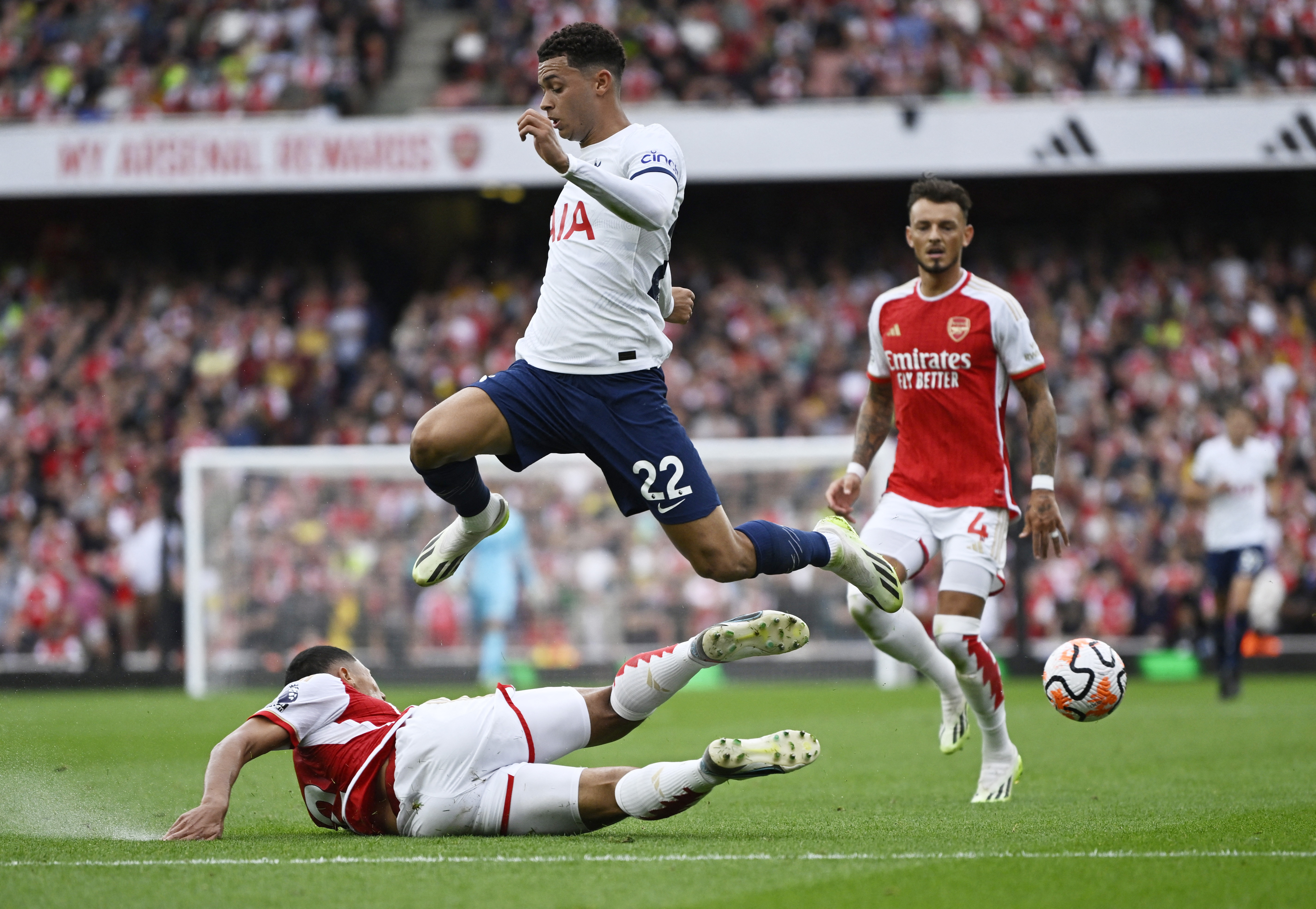 Son's double earns Tottenham 2-2 draw at Arsenal