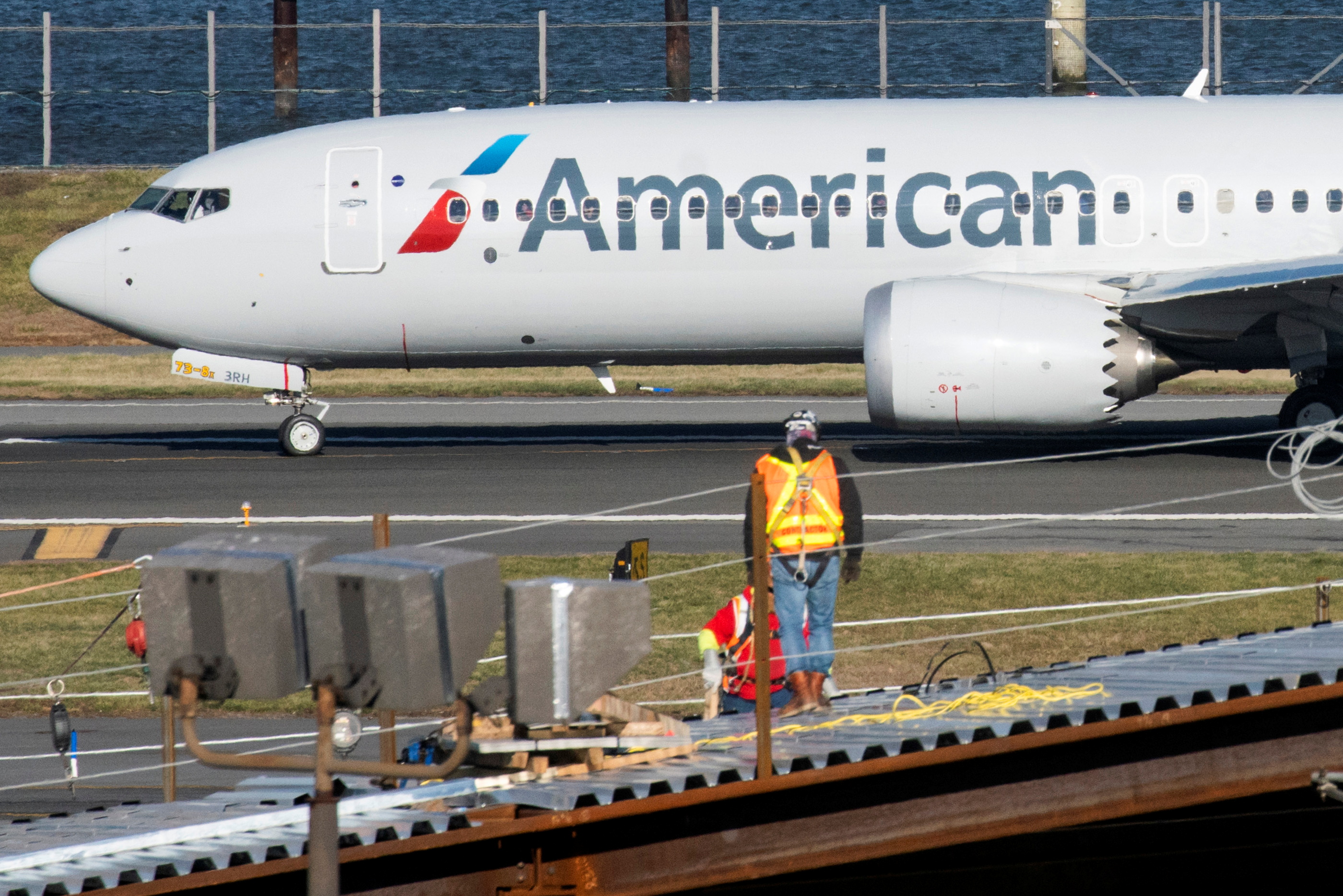 American Airlines flight 718, the first U.S. Boeing 737 MAX commercial flight since regulators lifted a 20-month grounding in November, lands at LaGuardia airport in New York, U.S. December 29, 2020.  REUTERS/Eduardo Munoz