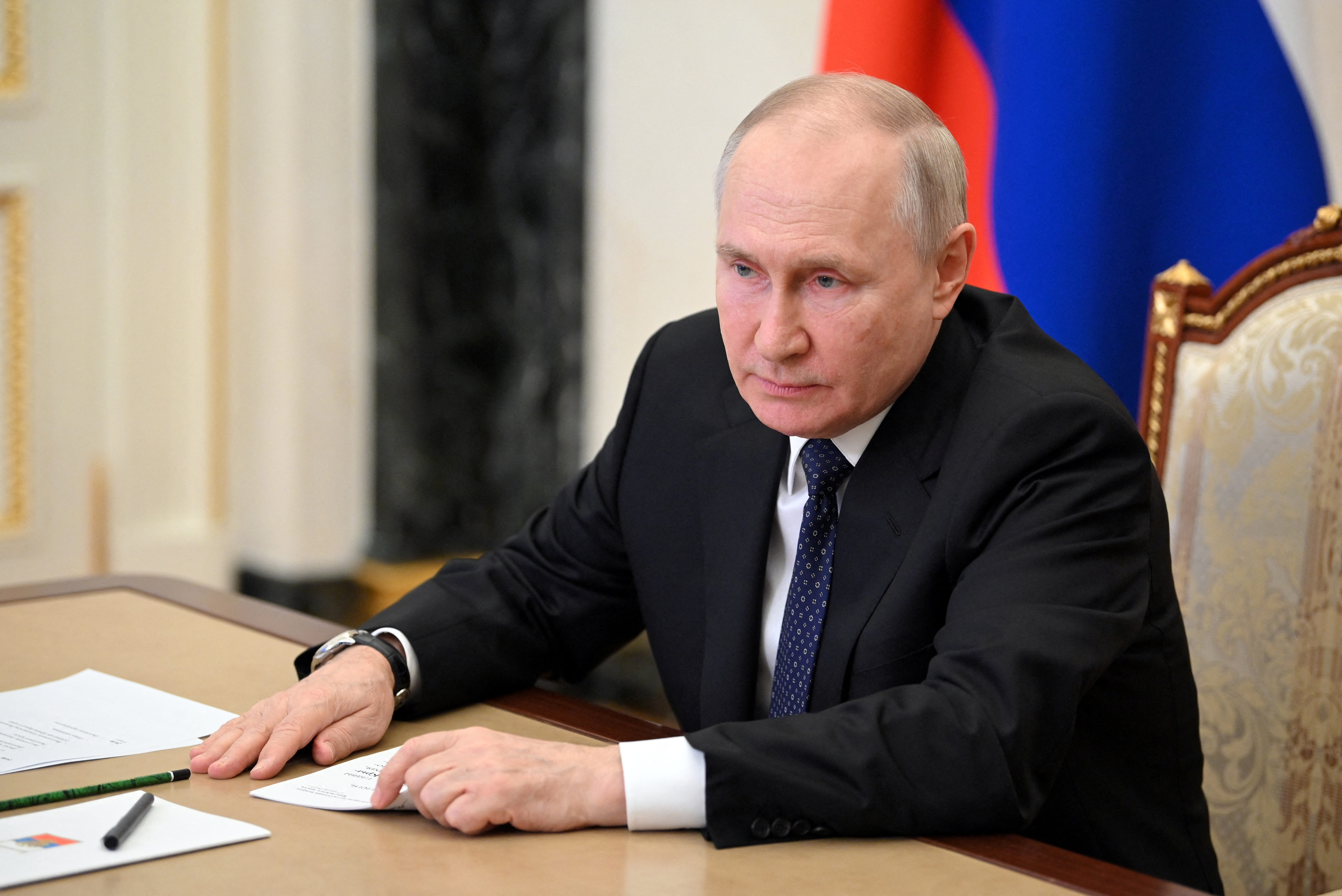 El presidente ruso Putin asiste a una reunión en Moscú