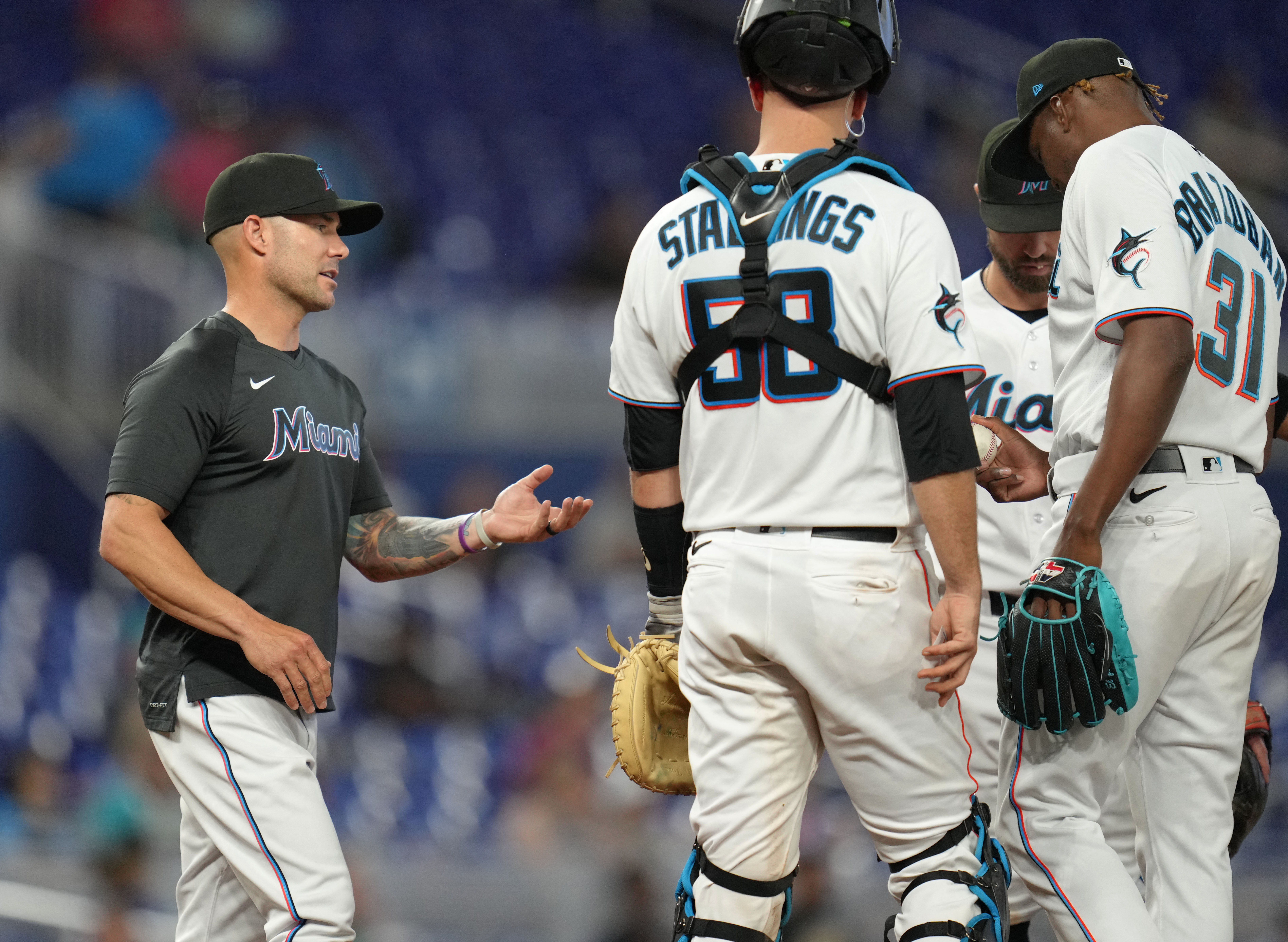 Giants explode for four runs in 11th to slay Marlins