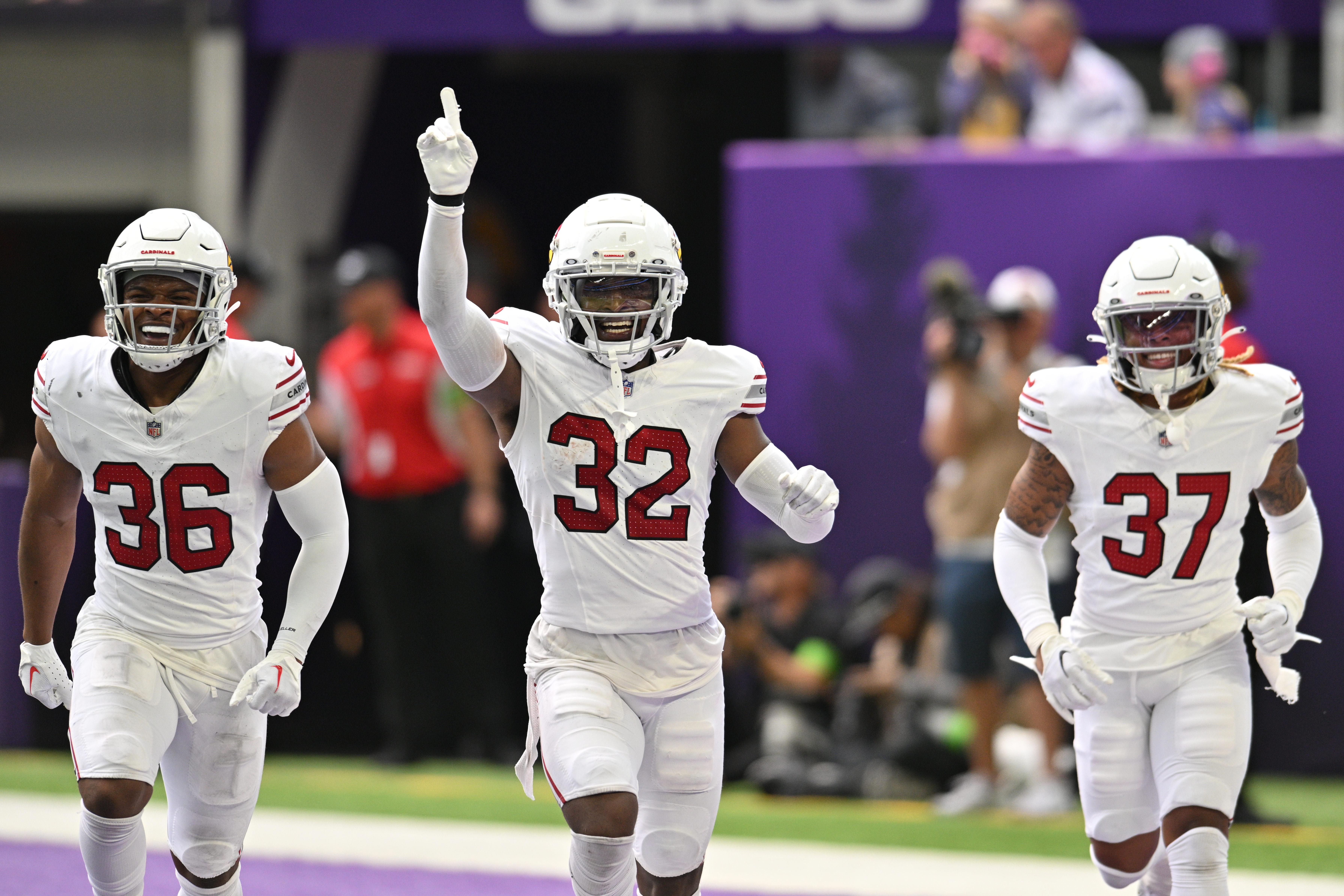 Defense rallies Cardinals past Vikings, 18-17