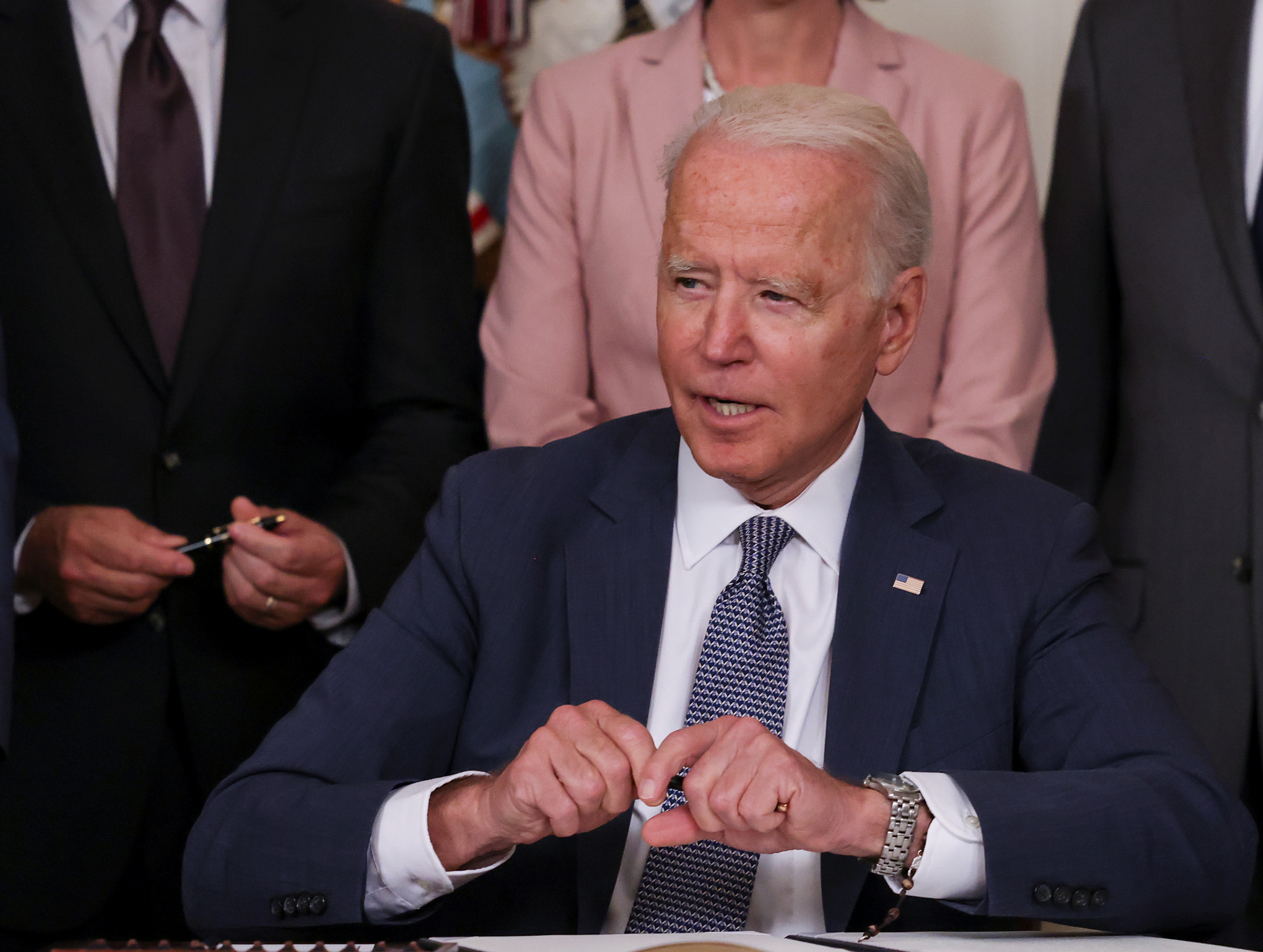 U.S. President Joe Biden signs an executive order on "promoting competition in the American economy" during an event in the State Dining Room at the White House in Washington U.S., July 9, 2021. REUTERS/Evelyn Hockstein