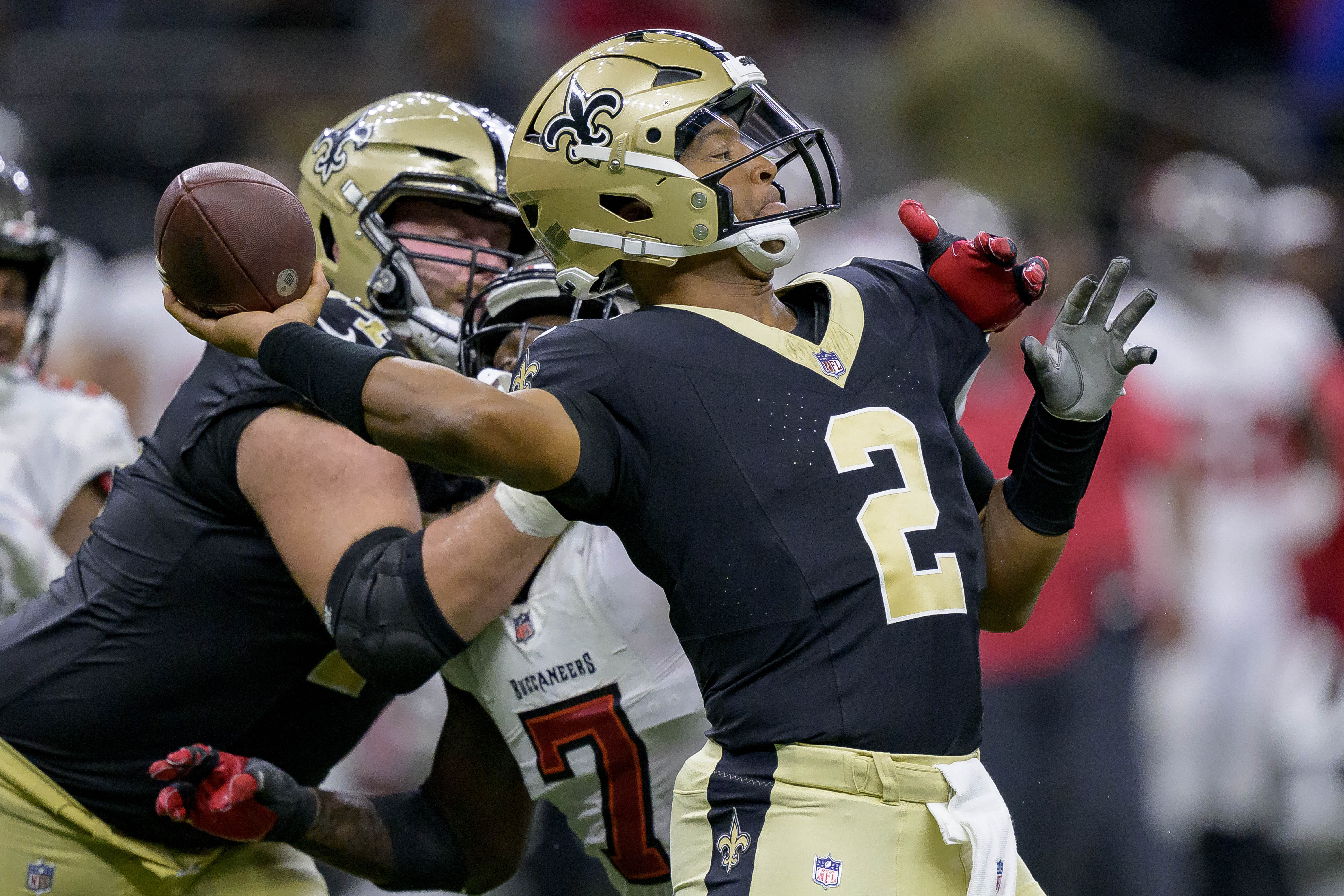 Baker Mayfield guides Bucs past Saints, Derek Carr