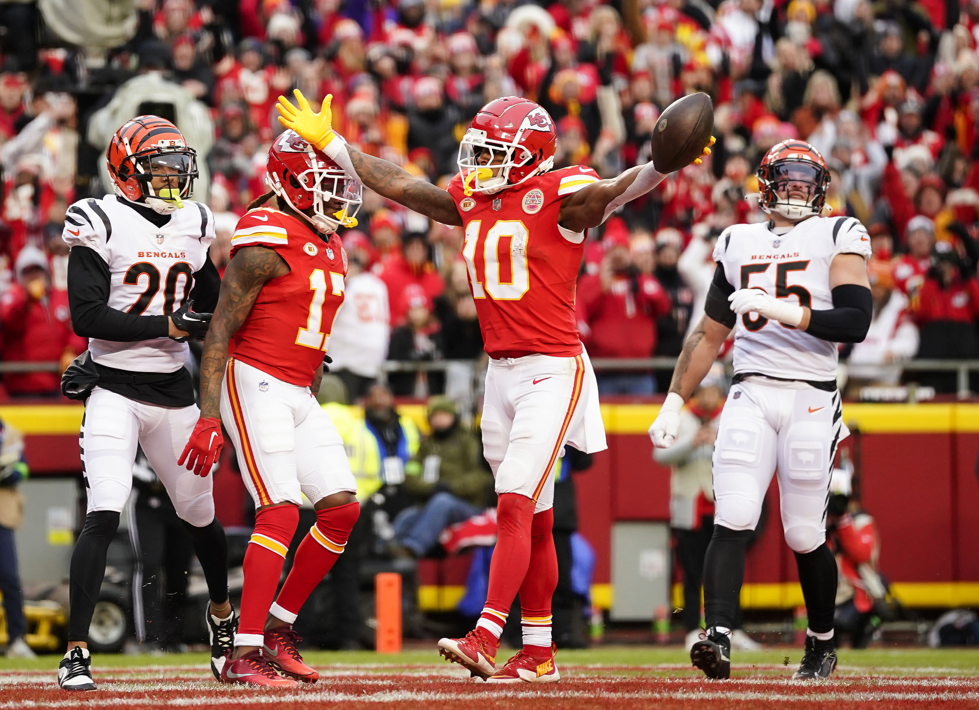 Chiefs top Bengals, clinch AFC West | Reuters