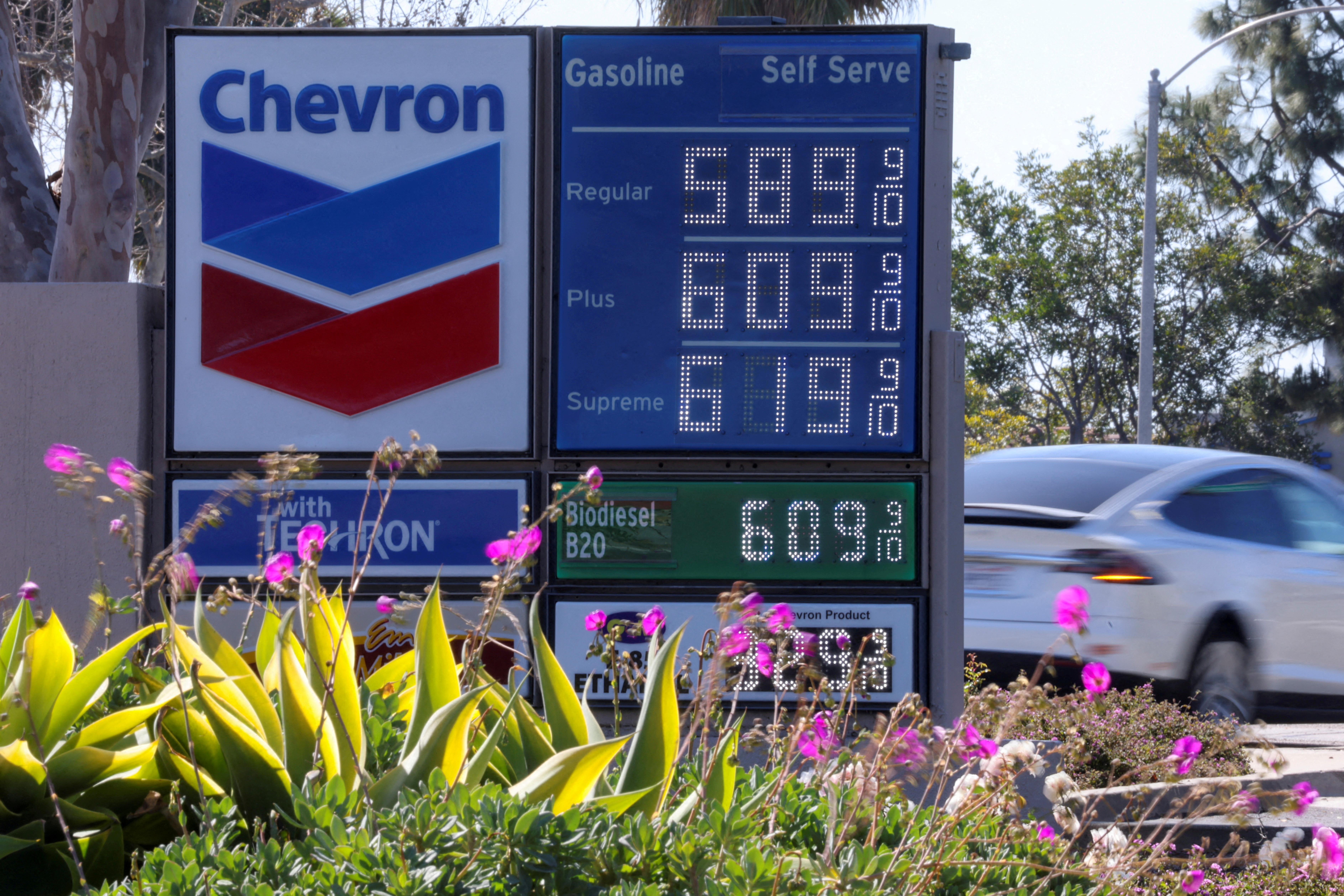 Gas prices continue to rise in California