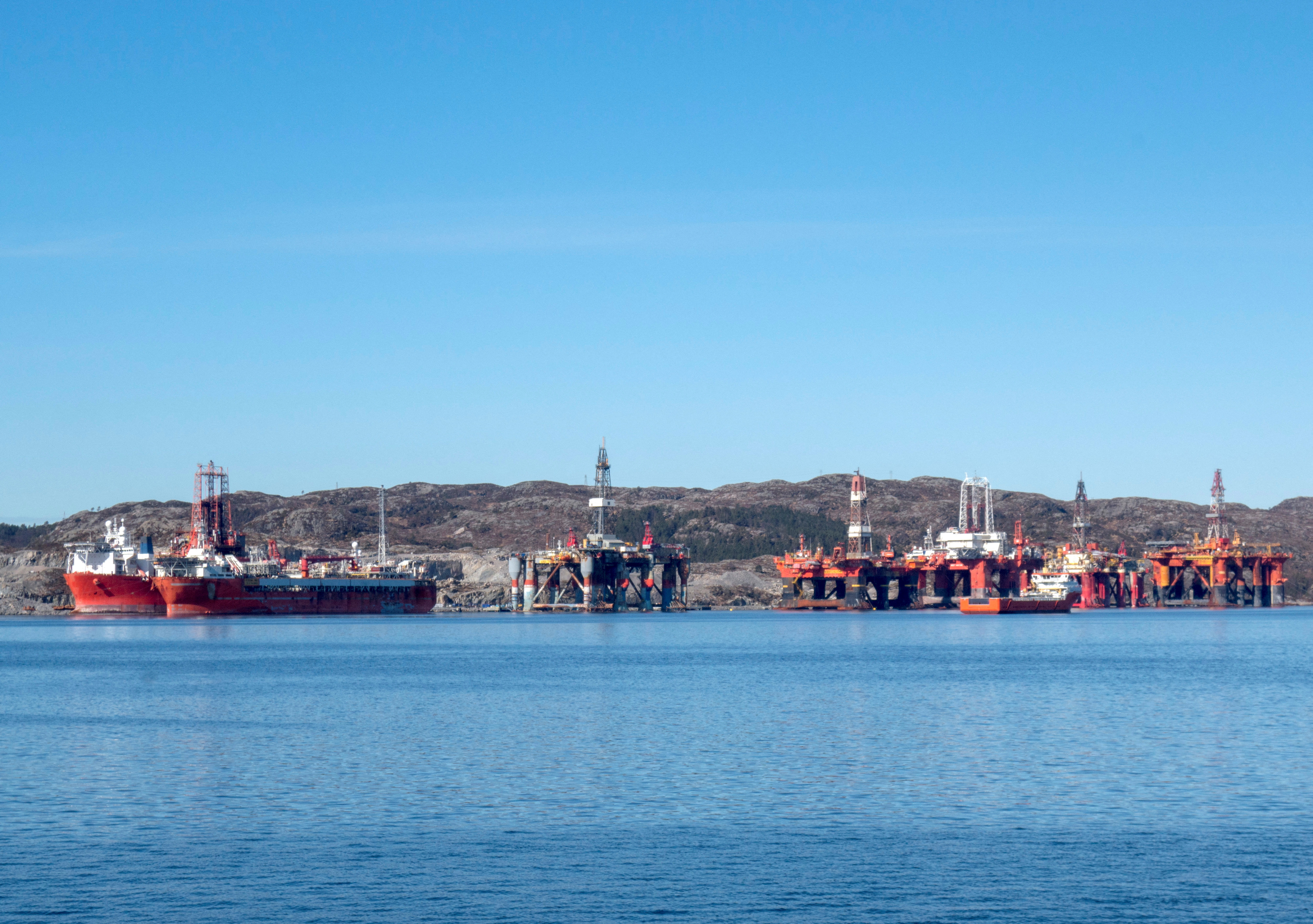 Drilling rigs and ships anchored in Skipavika