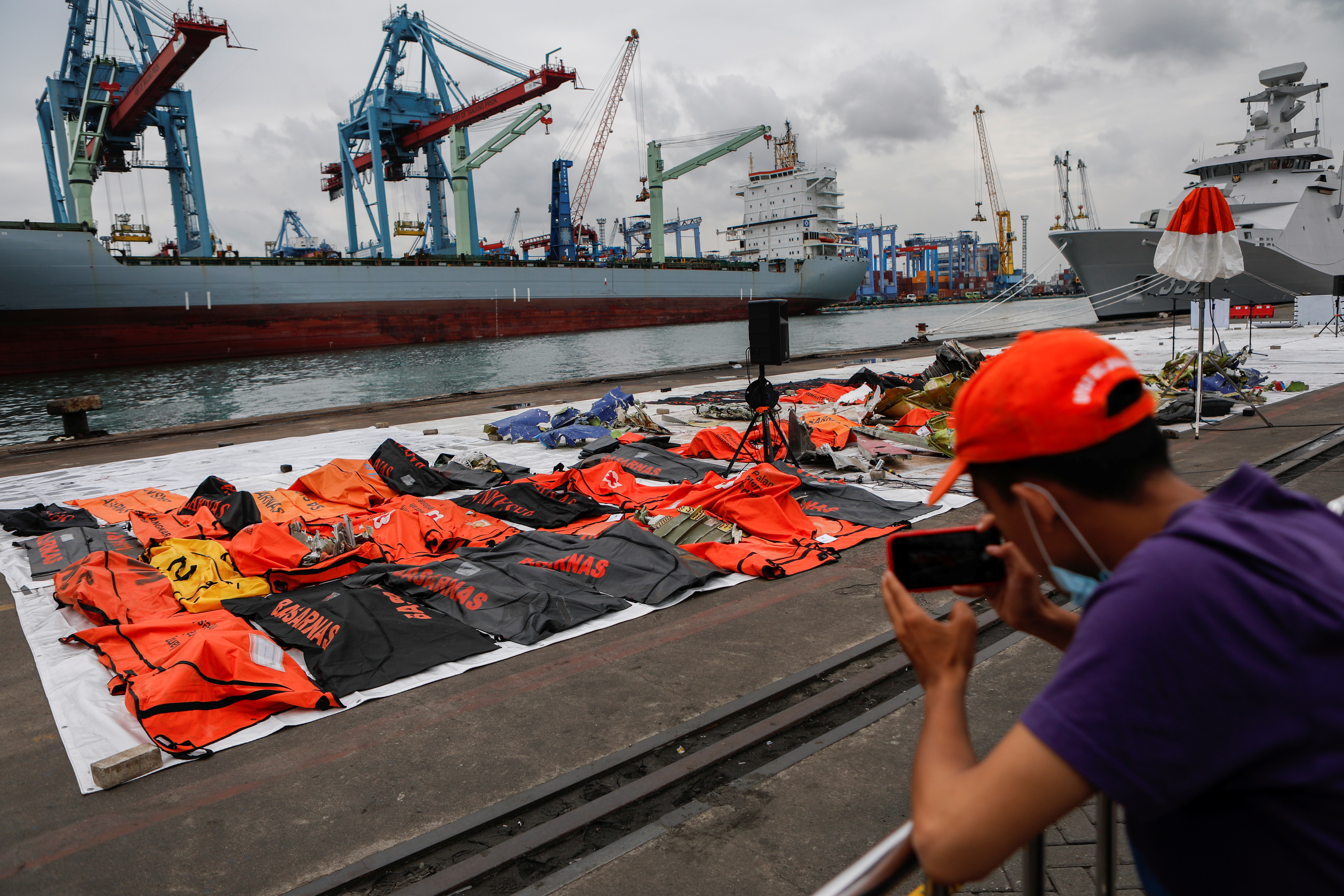 Indonesia Finds Casing Of Crashed Sriwijaya Air Jet S Cockpit Recorder Reuters