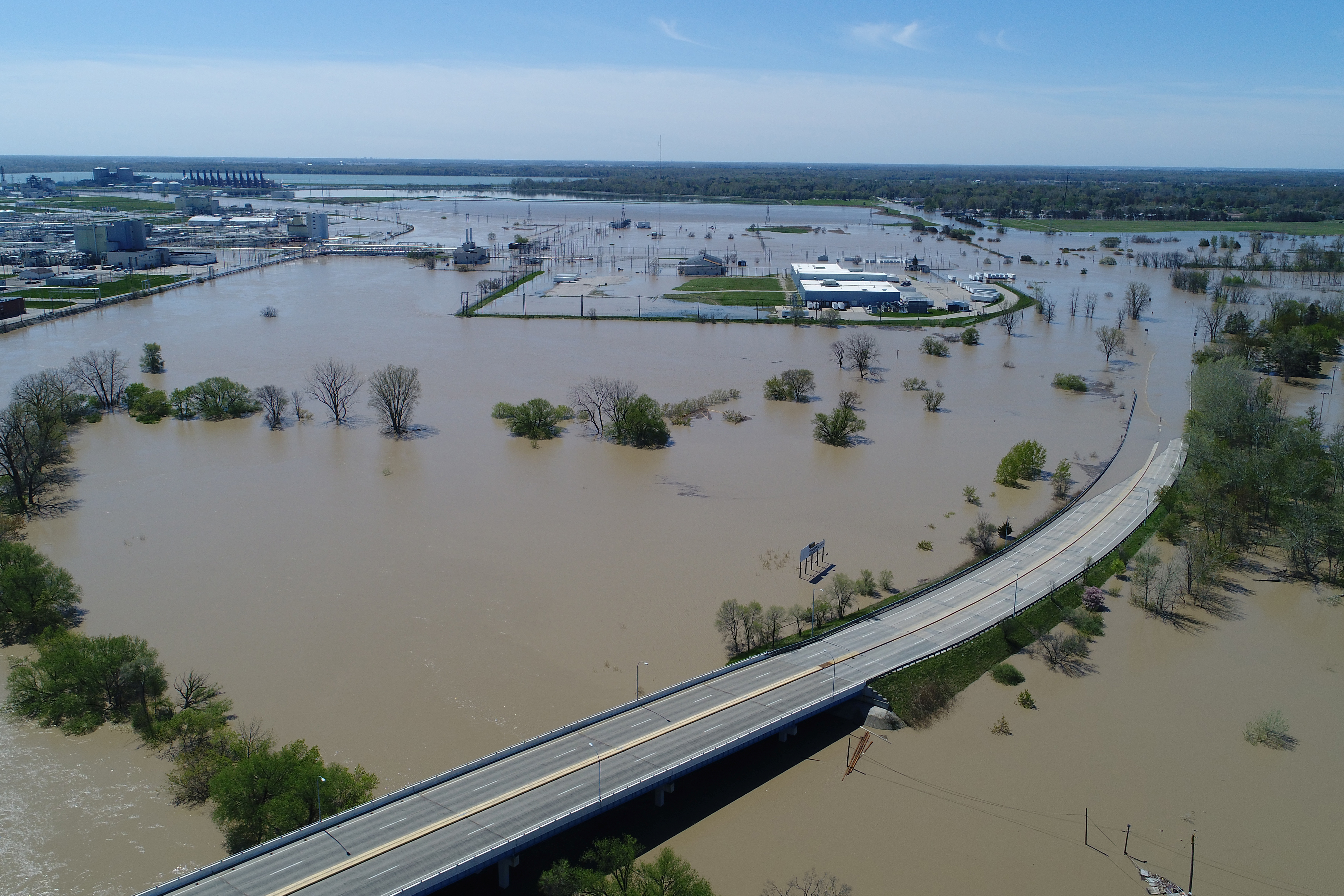 Где идет наводнение. Мичиган прорыв плотины. Джида наводнение 2020. Дамба в Мичигане. Наводнение в порт Марли.