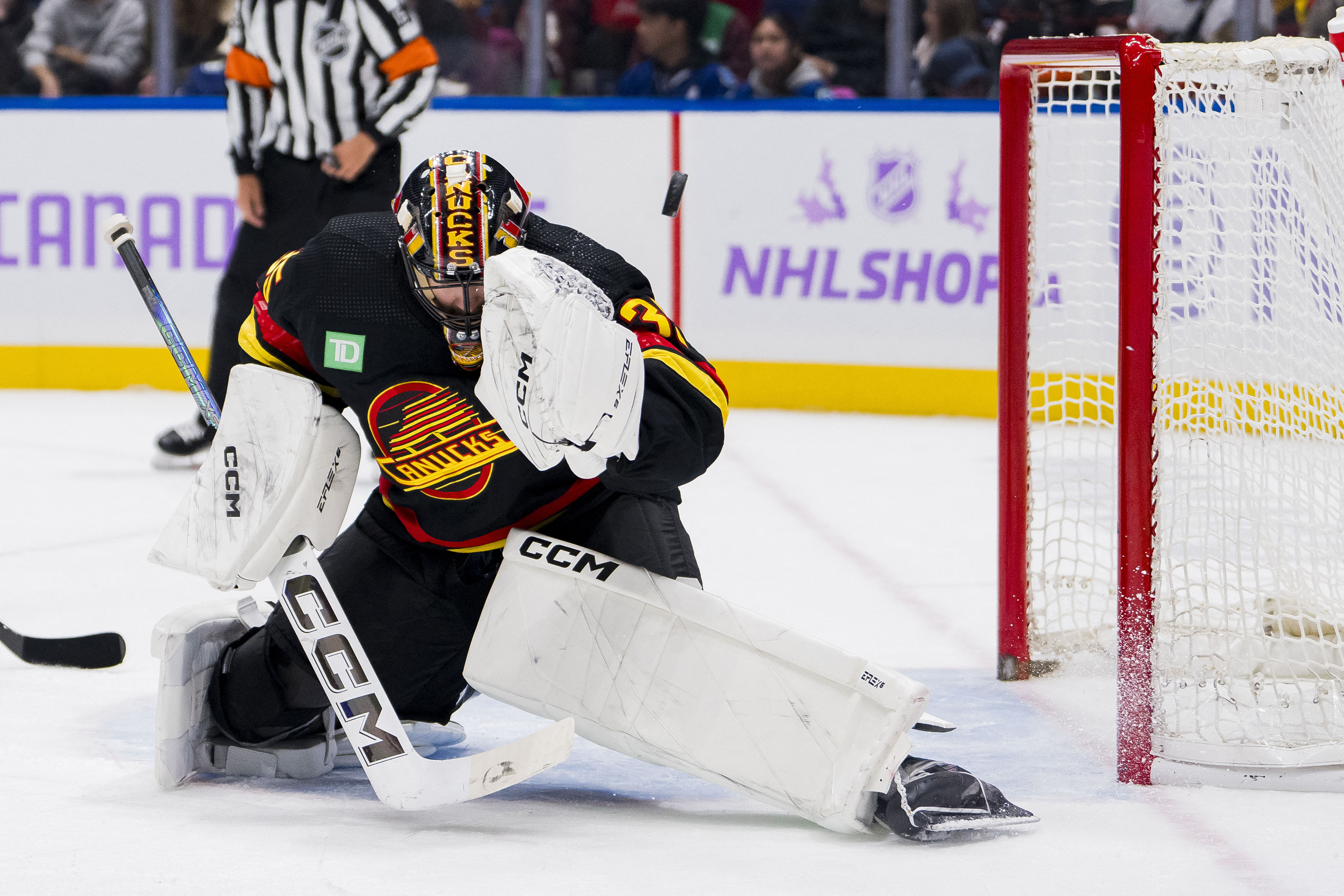 Boeser moves into tie for NHL goal-scoring lead as Canucks beat