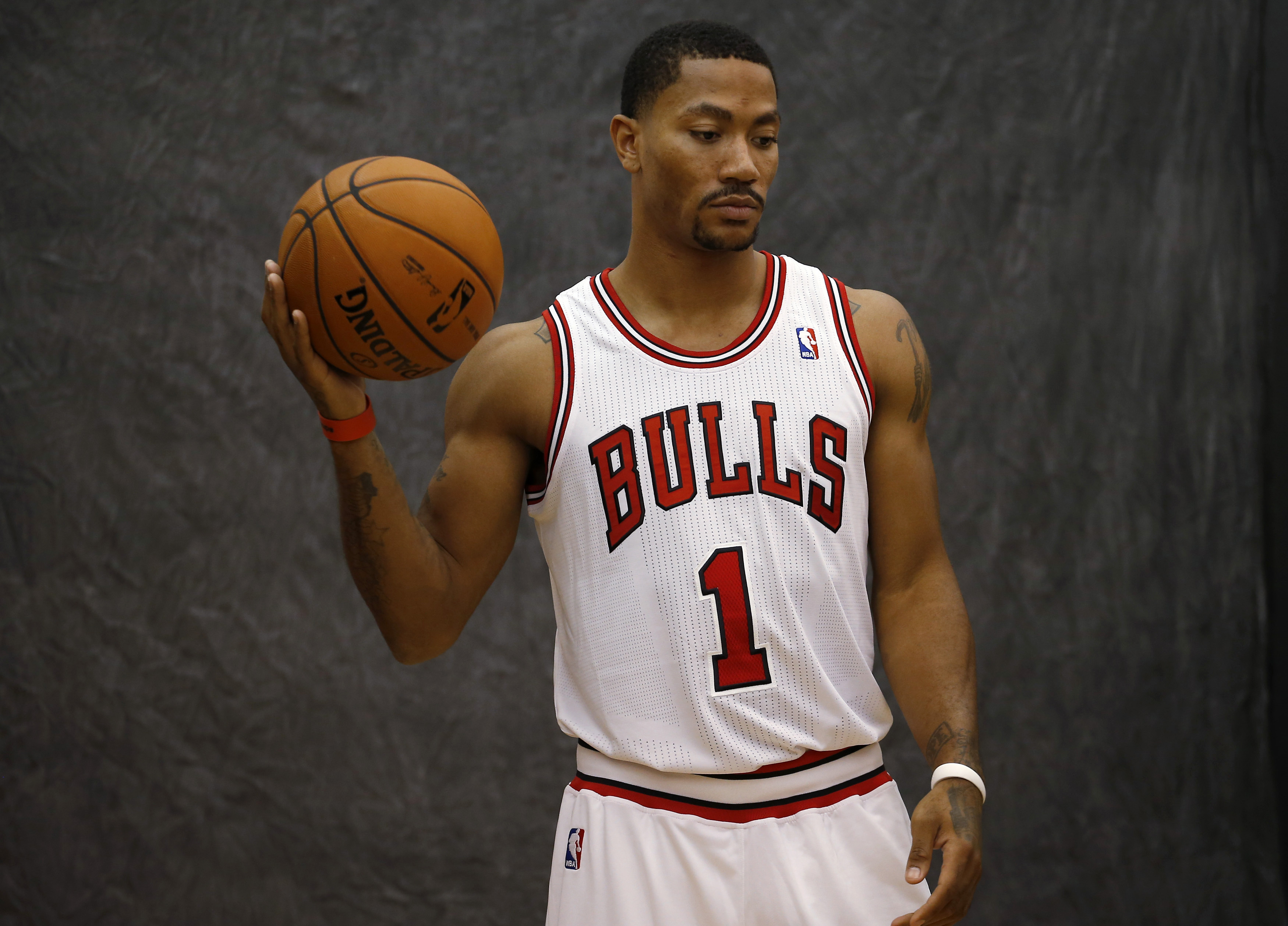 Bulls to retire Derrick Rose's No. 1 jersey | Reuters