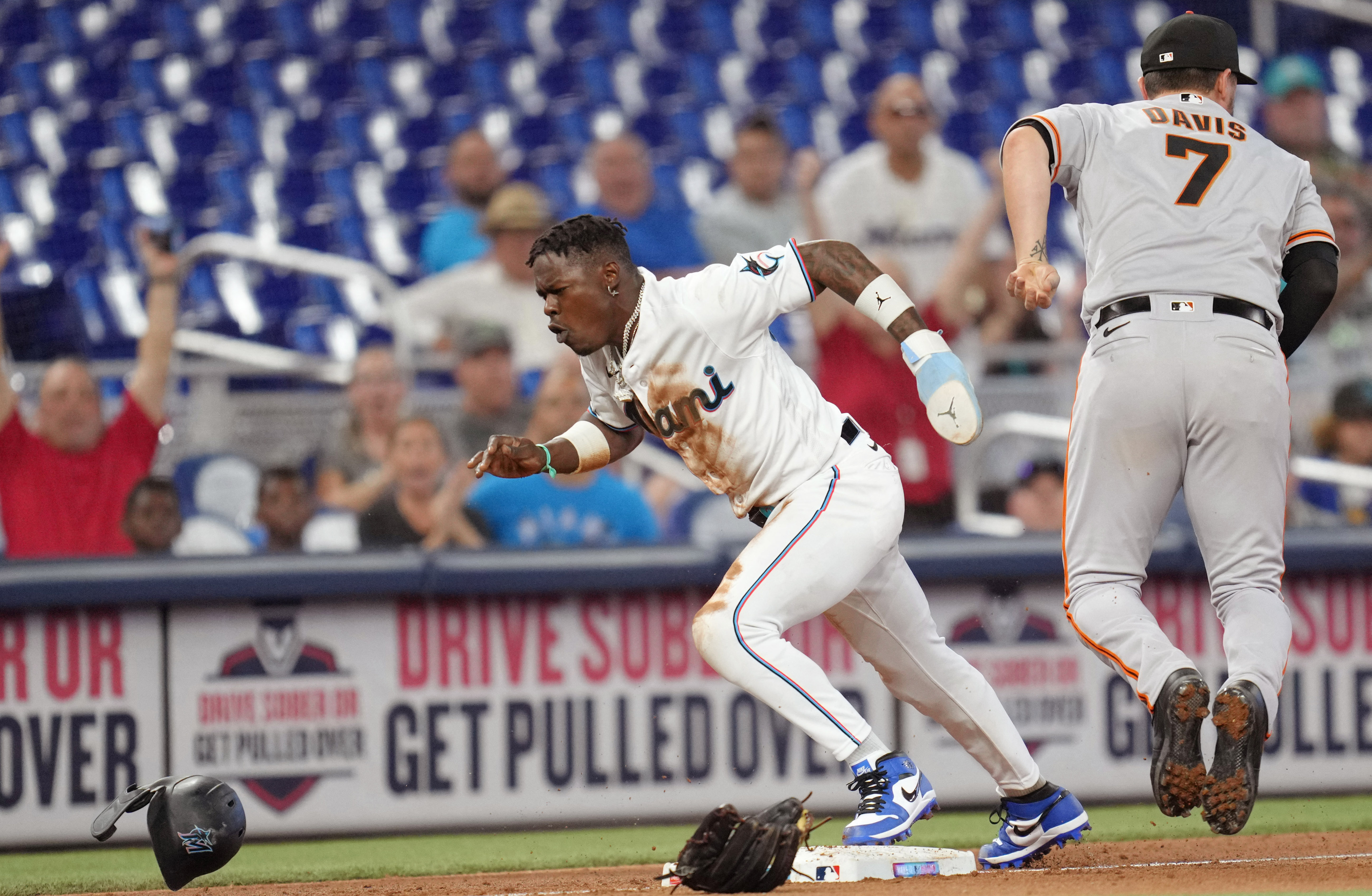 Giants explode for four runs in 11th to slay Marlins