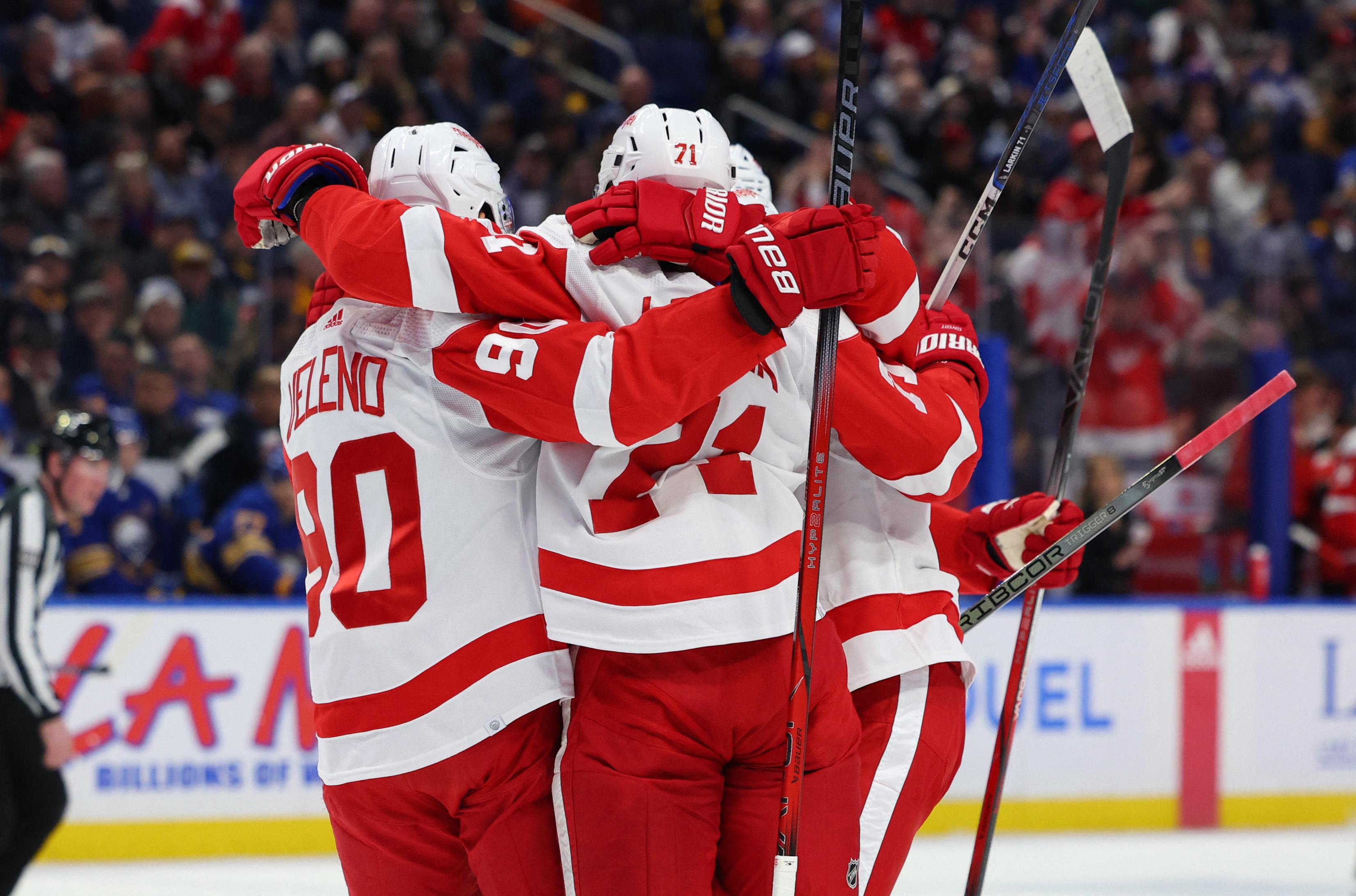 Red Wings build big lead, hang on to beat Sabres | Reuters
